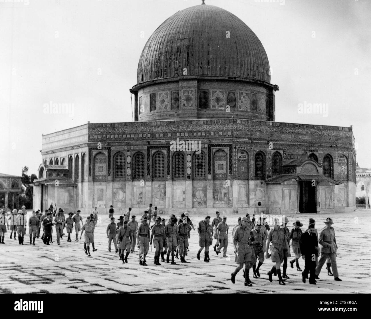 Jerusalem - die weltberühmte Felsenkuppel, befindet sich im antiken Salomontempel und ist heute ein moslemischer Schrein. Außenbereich ist überdacht ***** Farbige Fliesen und Innenausstattung ein erstaunliches Beispiel für Mosaikarbeiten. Australische und nordamerikanische Truppen gehen durch den Hof. Januar 1941. Stockfoto