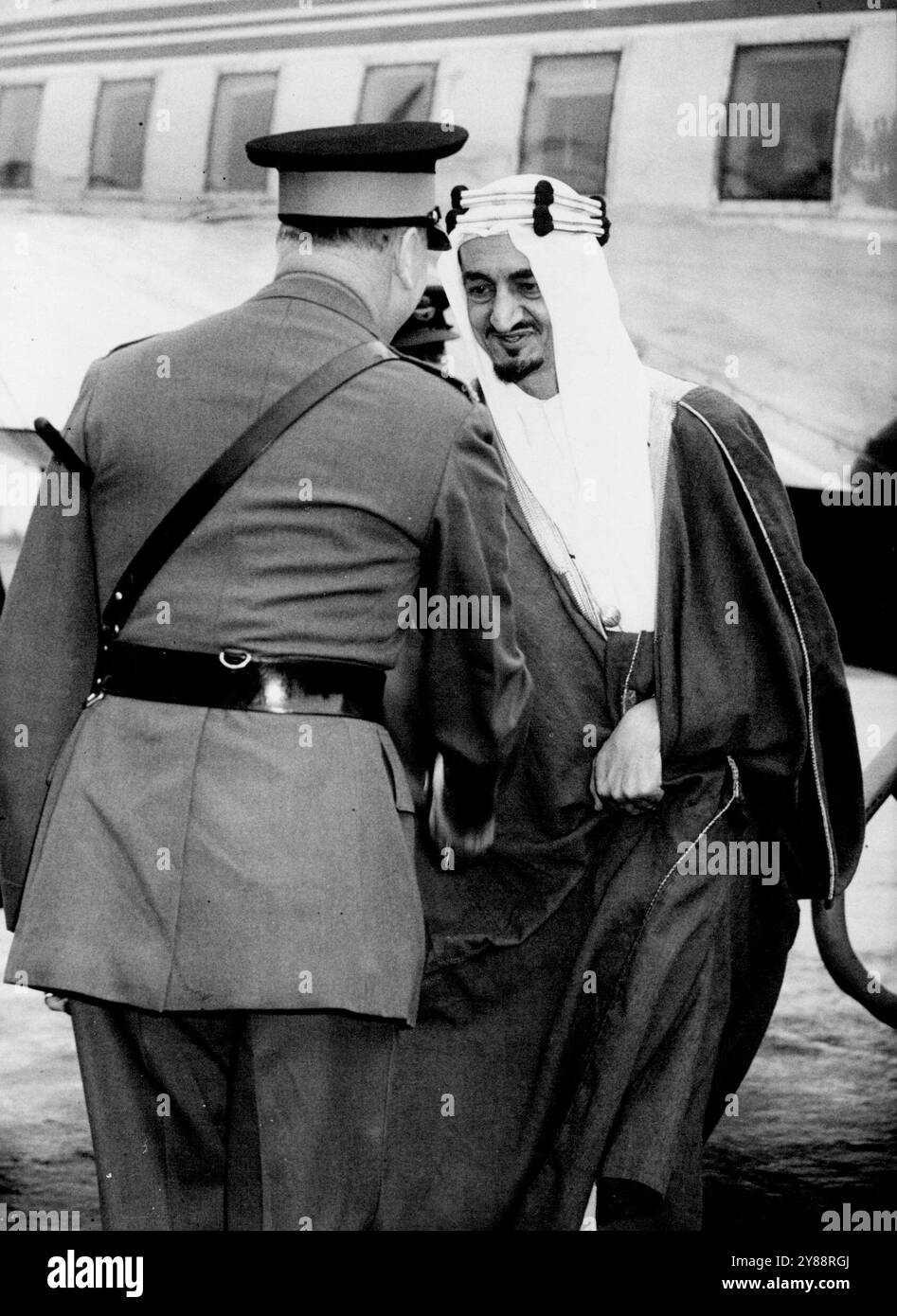 Prinz aus Arabien -- der Emir Feisal wird heute Morgen vom Herzog von Gloucester bei seiner Ankunft am Flughafen Northolt begrüßt. Einer der spektakuläreren arabischen Fürsten, Emir Feisal, zweiter Sohn von König IBN Saud von Saudi-Arabien, kam heute nach London. Als Außenminister seines Landes ist er zu einem offiziellen zehntägigen Besuch als Gast der britischen Regierung angekommen. Morgen, am 8. August, wird er mit Mr. Morrison, dem britischen Außenminister, in dessen Carlton Gardens Residence speisen. Ein Teil seiner Gespräche mit Mr. Morrison, Ein Besuch beim Lewes Race am nächsten Samstag steht ebenfalls auf dem Programm. Der Emir Stockfoto
