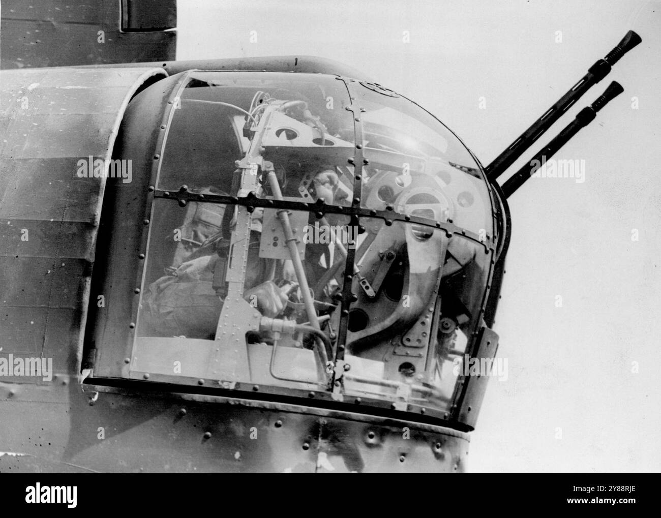 Ein hinterer Schütze eines britischen Bombers, der auf einer Bomberstation gefangen wurde, bevor er zu einem Angriff auf Deutschland aufbrach. Oktober 1940. Stockfoto Ein hinterer Schütze eines britischen Bombers, der auf einer Bomberstation gefangen wurde, bevor er zu einem Angriff auf Deutschland aufbrach. Oktober 1940. Stockfoto