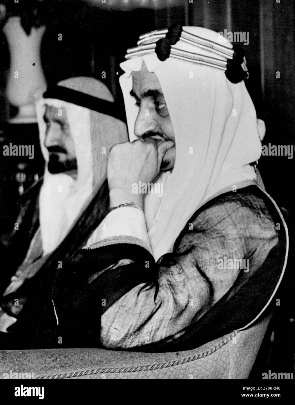 Emir Feisal Spricht Über Öl In London -- Meditation. ' Hier Saudi-arabisches Öl? Es liegt an Großbritannien." Der Emir Feisal, zweiter Sohn von König Ibn Saud aus Saudi-Arabien, sagte gestern Abend in London, dass mehrere Ölkonzerne Konzessionen im Land anstreben. Einige waren Briten und Amerikaner, aber es gab andere. Einer war Australier. Auf die Frage, ob Saudi-Arabien die Ölversorgung Großbritanniens erhöhen könnte, antwortete er: "Es liegt an Großbritannien. Sie hat nicht um mehr Öl gebeten." Obwohl sicher ist, dass die gestiegene Nachfrage nach Saudi-arabischem Öl mit der Lage in Porsia zusammenhängt, weigerte sich der Emir, zu diskutieren Stockfoto