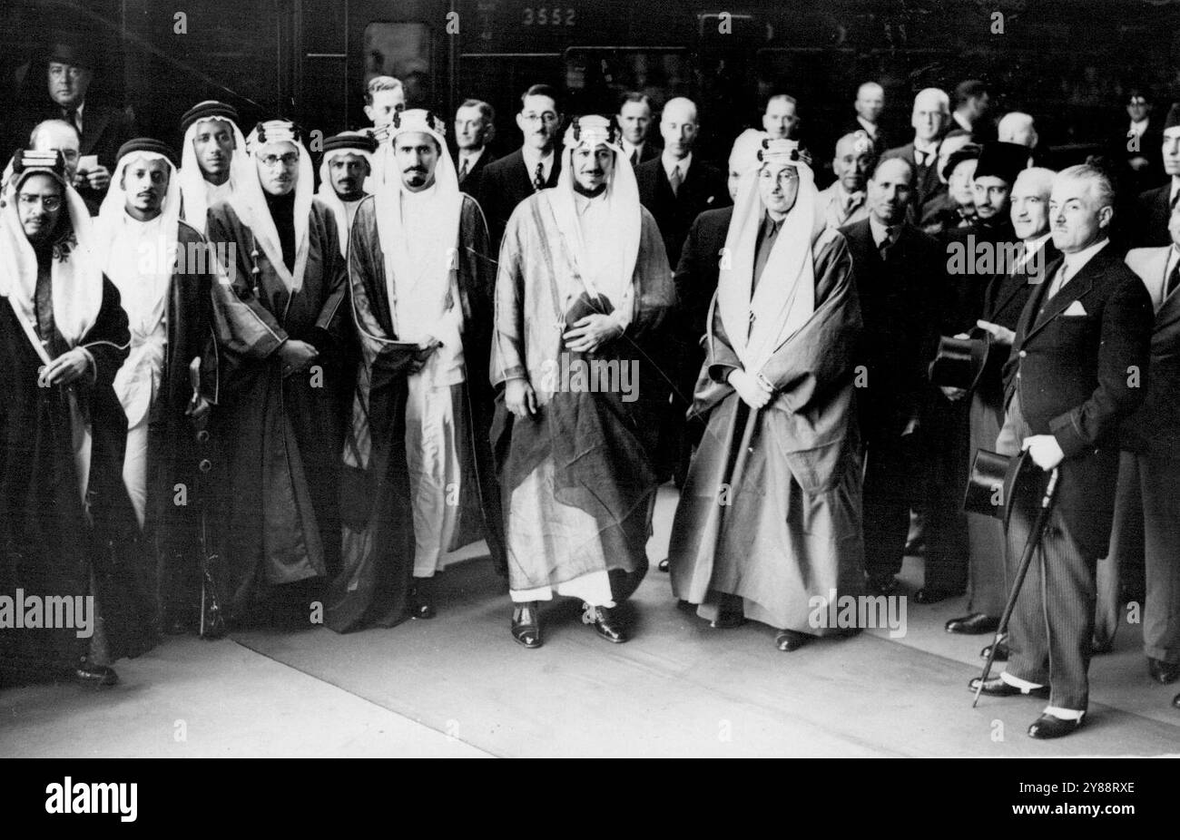 Der Kronprinz von Saudi-Arabien kommt – Amir Saud und sein jüngerer Bruder Amir Mahomed und ihre Suite bei der Ankunft in Victoria. Amir Saud, ältester Sohn und Erbe von IBN Saud, kam heute Abend in London an, begleitet von seinem Bruder Amir Mahomed und einer Suite von etwa 15 Personen. Sie bleiben sechs Wochen oder zwei Monate hier. August 1938. Stockfoto