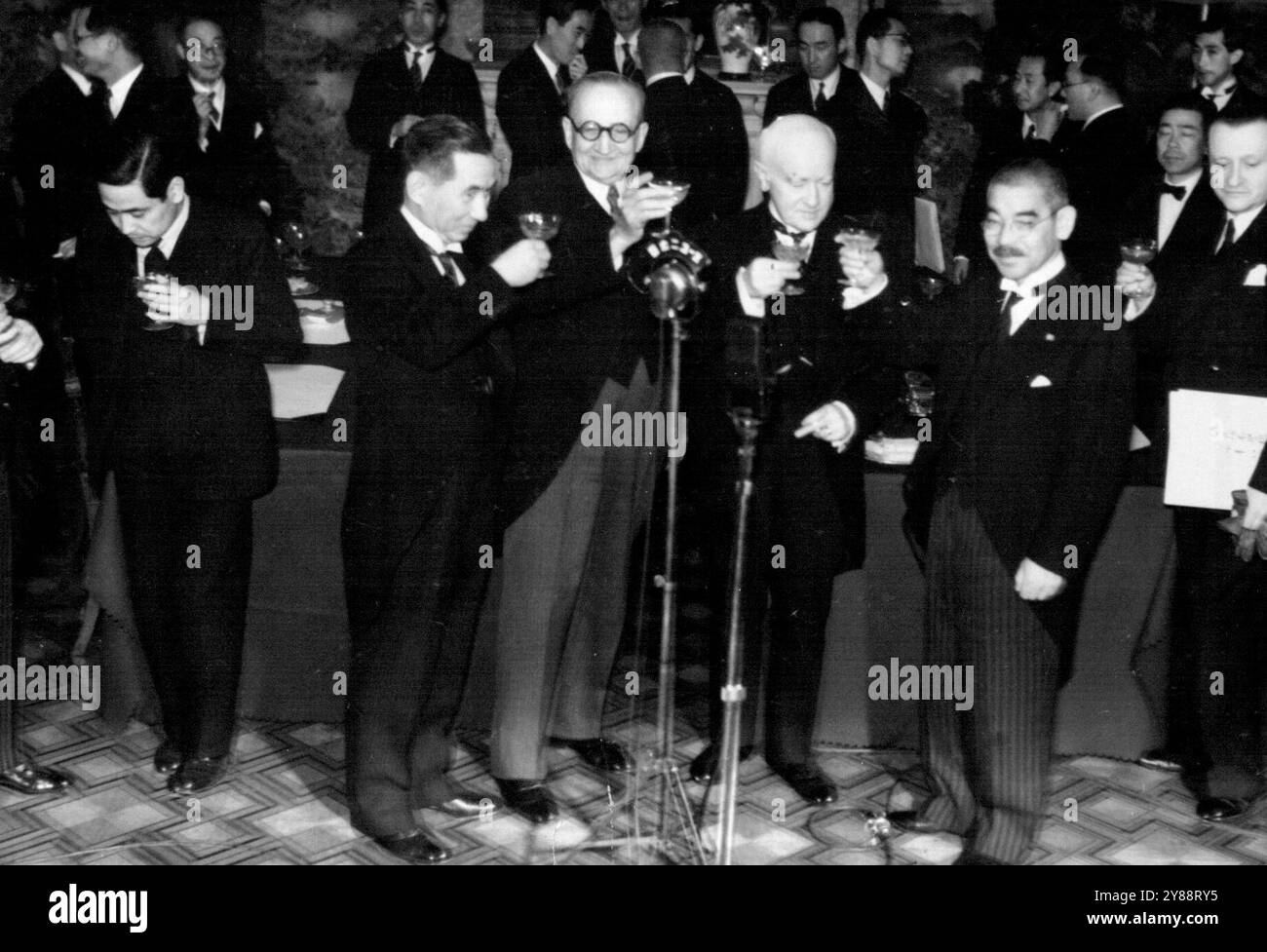 Alle sind glücklich - diese vier lächelnden Männer, die den erfolgreichen Abschluss der französisch-japanischen Unterhändler über Indochina anstoßen, sind, L-R: Botschafter Hajime Matsumiya, Gouverneur Rene Robin, Botschafter Charles Arsene-Henry und Außenminister Yosuke Matsuoka. Mai 1941. (Foto vom Domei News Photos Service). Stockfoto