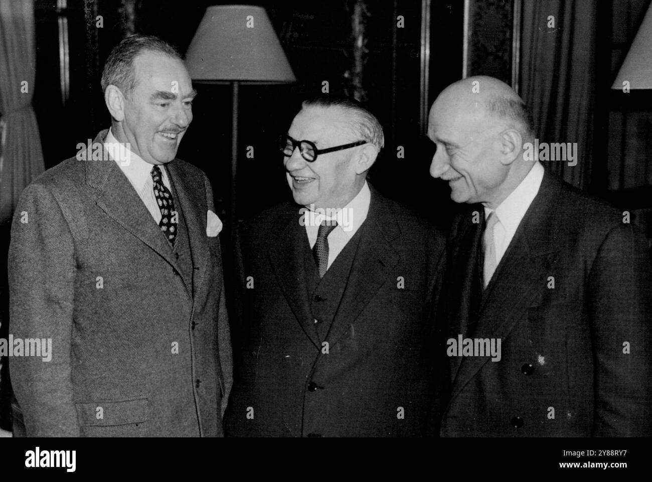 Lächeln bei der Konferenz -- Mr. Dean Acheson (links), Mr. Bevin (Zentrum) und M. Schuman genießen heute ein informelles Gespräch in Lancaster Hose. Die drei-Macht-Gespräche zwischen dem amerikanischen Außenminister, dem britischen Außenminister und dem französischen Außenminister begannen heute (Donnerstag) mit einer geheimen halbstündigen Diskussion im Lancaster House, St. James's, London. Der Zweck des Gesprächs war die Fertigstellung der Tagesordnung für die Gespräche später am Tag. Auf der Tagesordnung können die Beziehungen zu Russland stehen. Deutschland, China und Fernost. Mai 1950. (Foto von Reuterphoto) Stockfoto