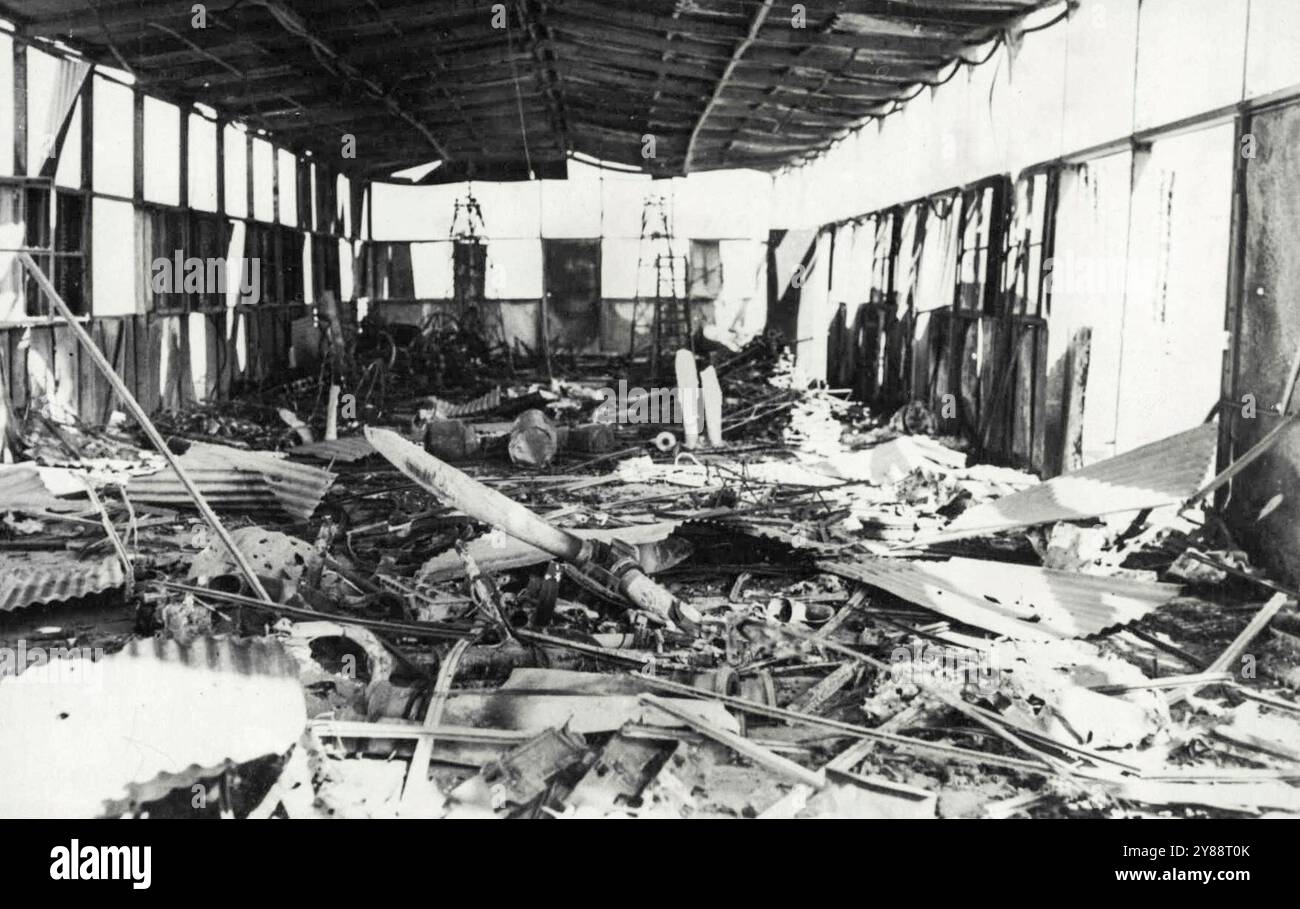 Zerstörung von El Adem, südlich von TobrukDie Folgen des Bombenangriffs der königlichen Luftwaffe auf eine der Werkstätten in El Adem. El Adem war der größte italienische Flugplatz in Libyen. Dank des Bombenanschlags durch die Royal Air Force wurden die Überreste von mehr als 87 italienischen Flugzeugen gefunden, als die Briten den Platz einnahmen. Die Italiener evakuierten den Flugplatz und hinterließen eine Menge Proviant. Flugzeugtreibstoff und Ausrüstung dahinter. Sie setzten die verbliebenen Hangars und Werkstätten in Brand, aber das große Elektrizitätswerk wurde von den Italienern in ihrem voreiligen Rückzug unsabotiert gelassen. April 1941. (Ph Stockfoto