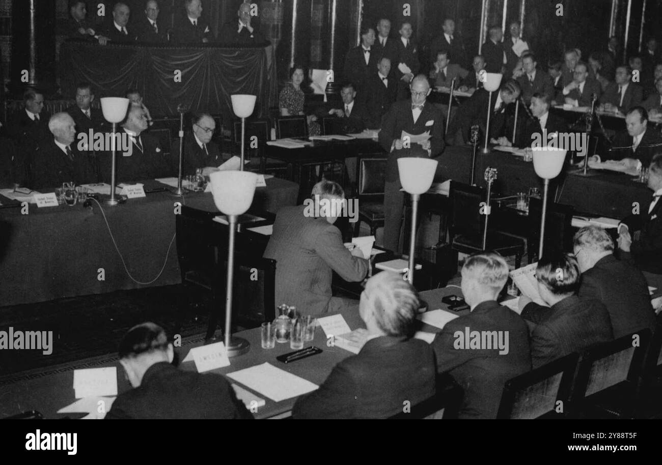 Eröffnung der Konferenz mit neun Kräften in Brüssel. -- Allgemeine Ansicht des heutigen Treffens, Norman Davis amerikanischer Minister, kann man ganz links sehen. 19 Nationen sind bei der Eröffnung der ***** vertreten Machtkonferenz heute Nachmittag in Brüssel, als Amerika ***** Bereitschaft, zu vermitteln und einen Weg zu finden, das ***** zu beenden In China. Großbritannien und Frankreich unterstützten dieses Angebot. November 1937. (Foto von Keystone). Stockfoto