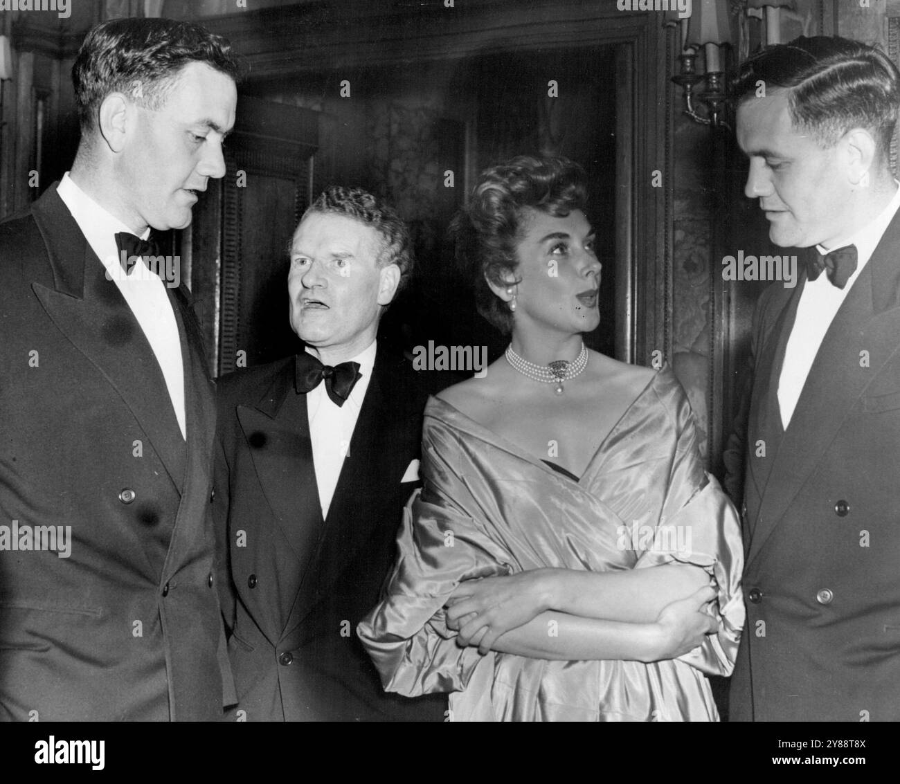 Beim Empfang vor der Premiere von „The Final Test“ im Londoner Pavilion sprechen der glamouröse Kay Kendall und der Regisseur Anthony Asquith mit den berühmten Bedser Zwillingen. Mai 1953. Stockfoto