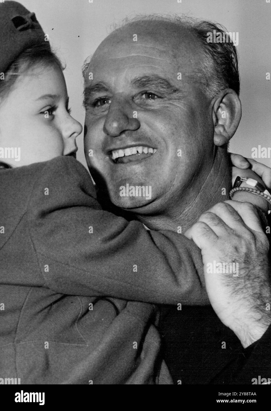 Die Tochter Catherine wurde von Senator Armstrong, stellvertretender Anführer der Senatsopposition, bei seiner heutigen Rückkehr von Qantas Skymaster aus Tokio herzlich begrüßt. 30. Juli 1952. (Foto von Associated Newspapers Ltd.) Stockfoto