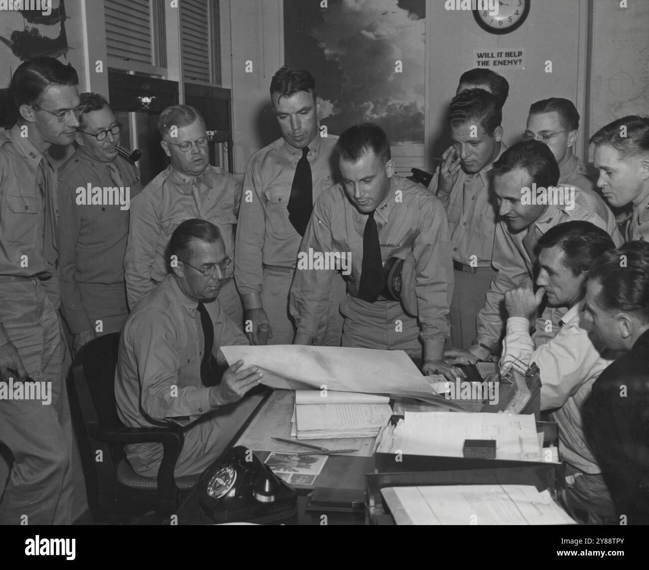 Offiziere des U-Bootes Wahoo erklären den Kriegskorrespondenten in Pearl Harbour, wie sie vier Schiffe nördlich von Neuguinea angriffen und zerstörten. Das U-Boot unter dem Kommando von Lieut. Comdr. Dudley W. Morton, USN, aus Miami, Florida, versenkte auch einen japanischen Zerstörer während einer sehr erfolgreichen Kriegspatrouille in feindlich kontrollierten Gewässern. Auf der linken Seite sitzt Captain L.J. Wiltse, USN, stellvertretender Stabschef von Admiral C.W. Nimitz, Oberbefehlshaber der Pazifikflotte. Direkt links von Captain Wiltse steht Lieutenant Comdr. Morton und Comdr. Mortons Linke ist Lieut Stockfoto