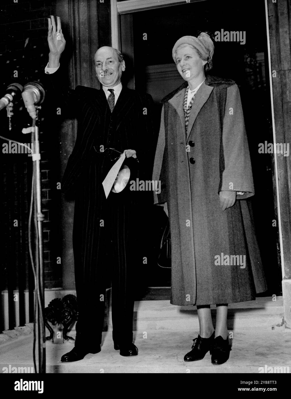 Attlees fahren nach Schottland - Mr. Clement Attlee verabschiedet sich von den Umstehenden, als er, begleitet von Mrs. Attlee, heute (Donnerstag), Nr. 10, Downing Street, verließ, um 386 Meilen nach North Berwick zu fahren. Dort, am Samstag, wird er auf der schottischen Labour-Teilkonferenz sprechen und seine ersten Schüsse in der Kampagne für die Parlamentswahlen am 25. Oktober abfeuern. Eine große Menschenmenge sah zu, wie der Premierminister mit Mrs. Attlee am Steuer ankam. September 1951. (Foto von Reuterphoro). Stockfoto