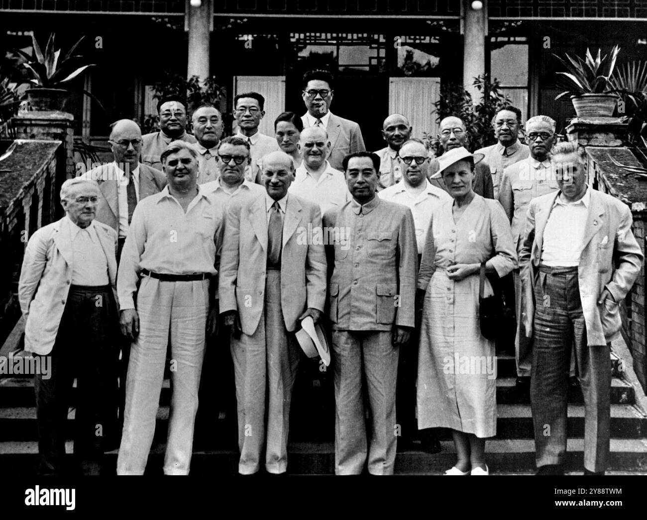 British Labour Delegation in Peking - Gruppenfoto aufgenommen auf dem PRACE Hotel in Peking, wo die britische Labour Delegation wohnt. Herr Wilerid Burke, M.P., Vorsitzender der Arbeiterpartei; Herr Aneurin Bevan, M.P.; Herr Clement Attlee, M.P., Leiter der Delegation und ehemaliger britischer Premierminister; Chou FN-Lai, Premierminister des Regierungsverwaltungsrates der zentralen Volksregierung; Dr. Edith Summerskill, M,P; Harry Franklin, von der National Union of Railwaymen. Lord Lindsay, Dolmetscher für die britische Arbeitsbezeichnung nach China; Morgan Phillips, Generalsekretär o Stockfoto