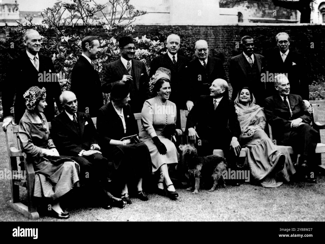 Dieses Bild wurde heute (Donnerstag) im Garten der Downing Street 10 in London aufgenommen, als Mr. Clement Attlee, der britische Premierminister, und Mrs. Attlee die Commonwealth-Staatsmänner unterhielten, die sich jetzt zur Commonwealth-Konferenz in London versammelten. Dies war das erste Mal, dass sich die Delegierten seit ihrer Ankunft trafen. In der ersten Reihe befinden sich - von links nach rechts - Frau Attlee, Pandit Jawaharlal Nehru, indischer Premierminister, Lady Cripps, Frau Malan; Mr. Attlee und der Attlees' Hund "Ting", Begum Liaqat Ali khan und Mr. Joseph Chifley, Stockfoto