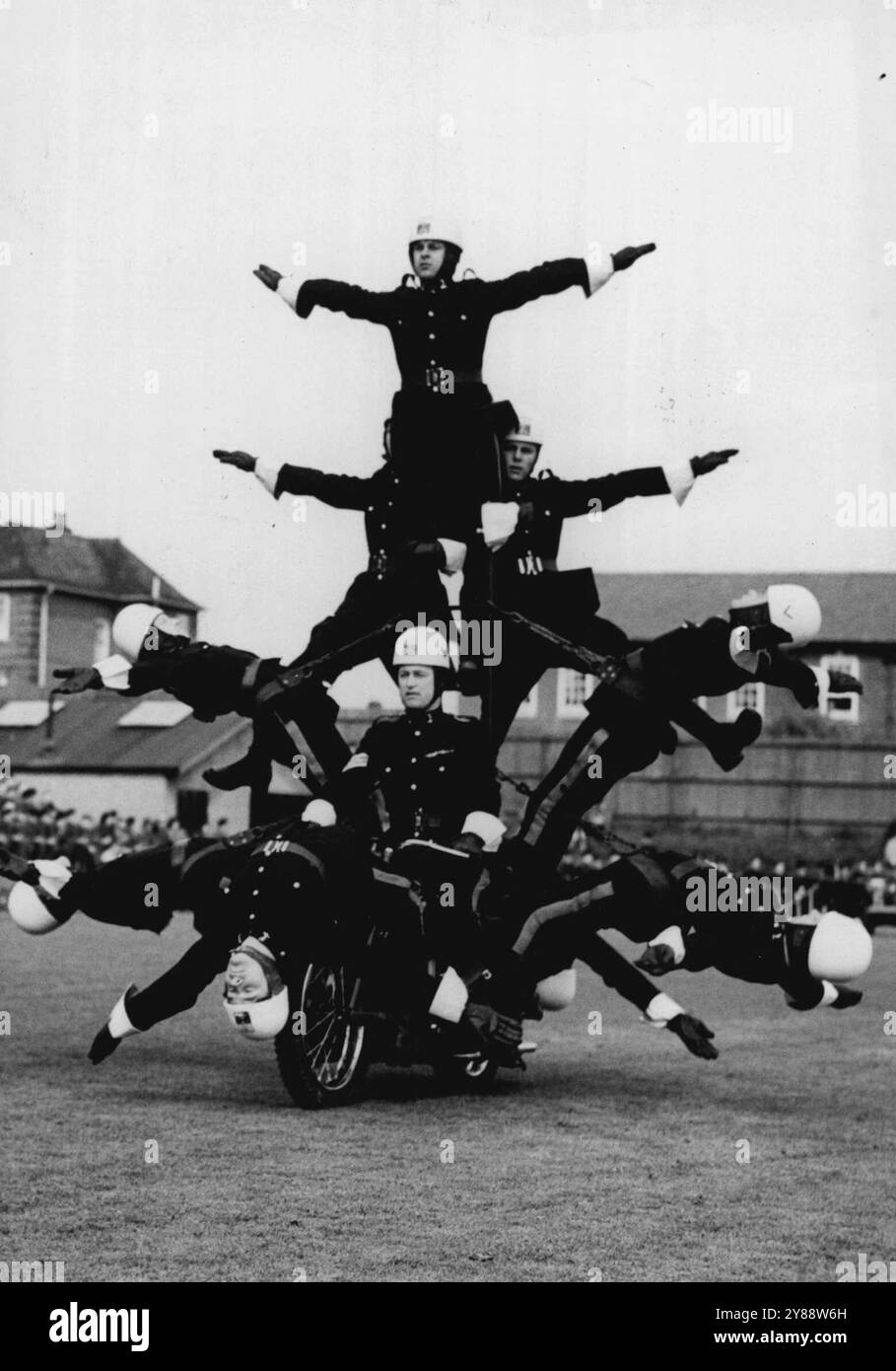 Mitglieder des Royal Corps of Signals Motorradausstellungsteams, die gestern (14. Mai) eine Vorschau auf die Meisterleistungen gaben, die sie beim Royal Tournament in Earl's Court am 4. Und 1953. Juni in Catterick durchführen werden. Mai 1952. Stockfoto
