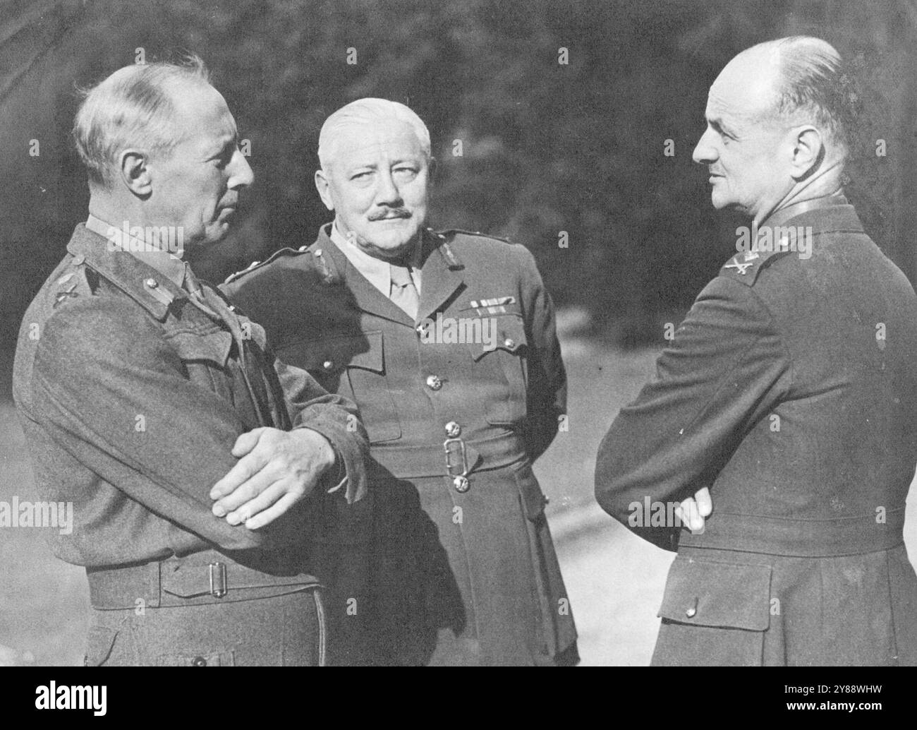 Die britischen Militärführer treffen sich, um die Zukunft der britischen Armee zu planen. Von links nach rechts Lieut. General Sir Kenneth Anderson. KCB, MC; Lieut. General E.K. Smart und Major General F. E. W. Simpson unterhielten sich vor Beginn der Konferenz am Royal Military College in Camberley. Die Zukunft der britischen Armee, die Art der benötigten Einheiten, die Einsatzbedingungen und die Frage der Wehrpflicht waren die Hauptthemen der Diskussion, als zehn Generäle unter dem Vorsitz von Feldmarschall Lord Brooke, Chef des Imperial General Staff, am Royal Military College in Camberley, Surrey trafen. Drei davon, Stockfoto