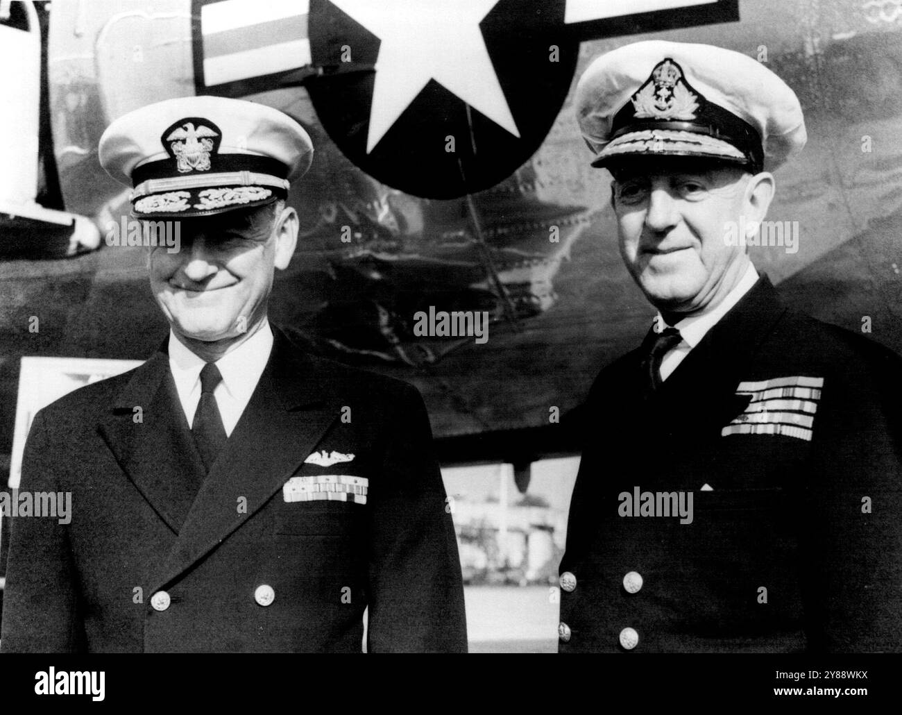Der Oberste alliierte Kommandant Atlantik ist hier zu Besuch - Admiral Lynde D. McCormick von der United States Navy (links), Oberster alliierter Kommandant Atlantik, zusammen mit dem stellvertretenden alliierten Kommandanten, Vizeadmiral Sir William G. Andrews, bei ihrer Ankunft am Flughafen London. Sie sollen Gespräche mit den Seestreitbehörden in Großbritannien führen und den Fortschritt der "Übung Mainbrace", der größten Nordatlantikvertragsorganisation, beobachten. Seit dem Krieg werden Admirals McCormick und Andrews nach Oslo aufbrechen, dem Hauptquartier des Oberbefehlshabers North, Admiral Sir Patrick Brind, der Comma ist Stockfoto