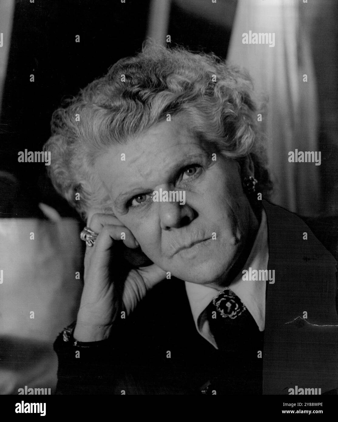 MA Ashton, Herrscher, Beichtvater und Finanzgenie der fabelhaften australischen Tumbler, die fast 40 Pfund pro Minute verdienen. Juni 1952. Stockfoto