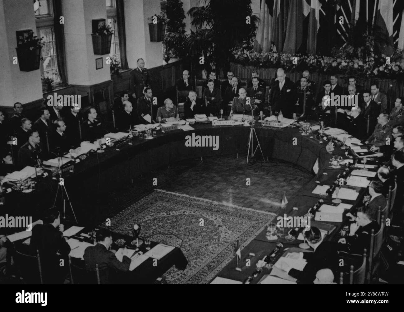 Die Verteidigungsminister des Atlantischen Pakts treffen sich in der Hugue -- Eine allgemeine Ansicht des Treffens mit Mr. Louis Johnson, US-Verteidigungsminister, während er seine Eröffnungsrede hält. Die Verteidigungsminister der Staaten des Atlantikvertrags trafen sich in den Haag, Holland, um den koordinierten Verteidigungsplan für die nordatlantische Crea zu prüfen, der von ihren Militärchefs vorgelegt wurde. April 1950. (Foto: Sport & General Press Agency, Limited). Stockfoto