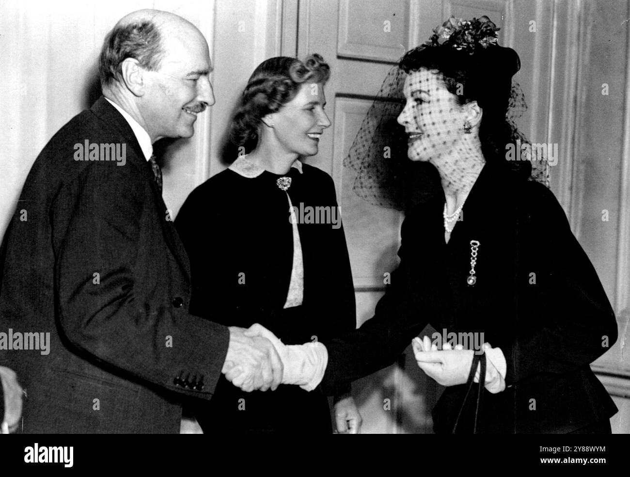 Der Verein der Vereinten Nationen trifft sich in Nr. 10 -- Miss Vivien Leigh (Mrs. Laurence Olivier), die heute Nachmittag (Donnerstag) vom Premierminister in der Downing Street 10 begrüßt wurde. Der Premierminister und Frau Arttlee gaben heute Nachmittag (Donnerstag) in No, 10 Downing-St. in Verbindung mit dem Verband der Vereinten Nationen führenden Persönlichkeiten aus allen Bereichen des öffentlichen Lebens ein "zu Hause". Unter den Rednern waren der Premierminister Anthony Eden und Lady Megan Lloyd George. Fim Star Kommt. Englands Premierminister Attlee und seine Frau begrüßen Filmstar Vivien Leigh (Mrs. Laurence Olivier) auf Platz 10 Downi Stockfoto