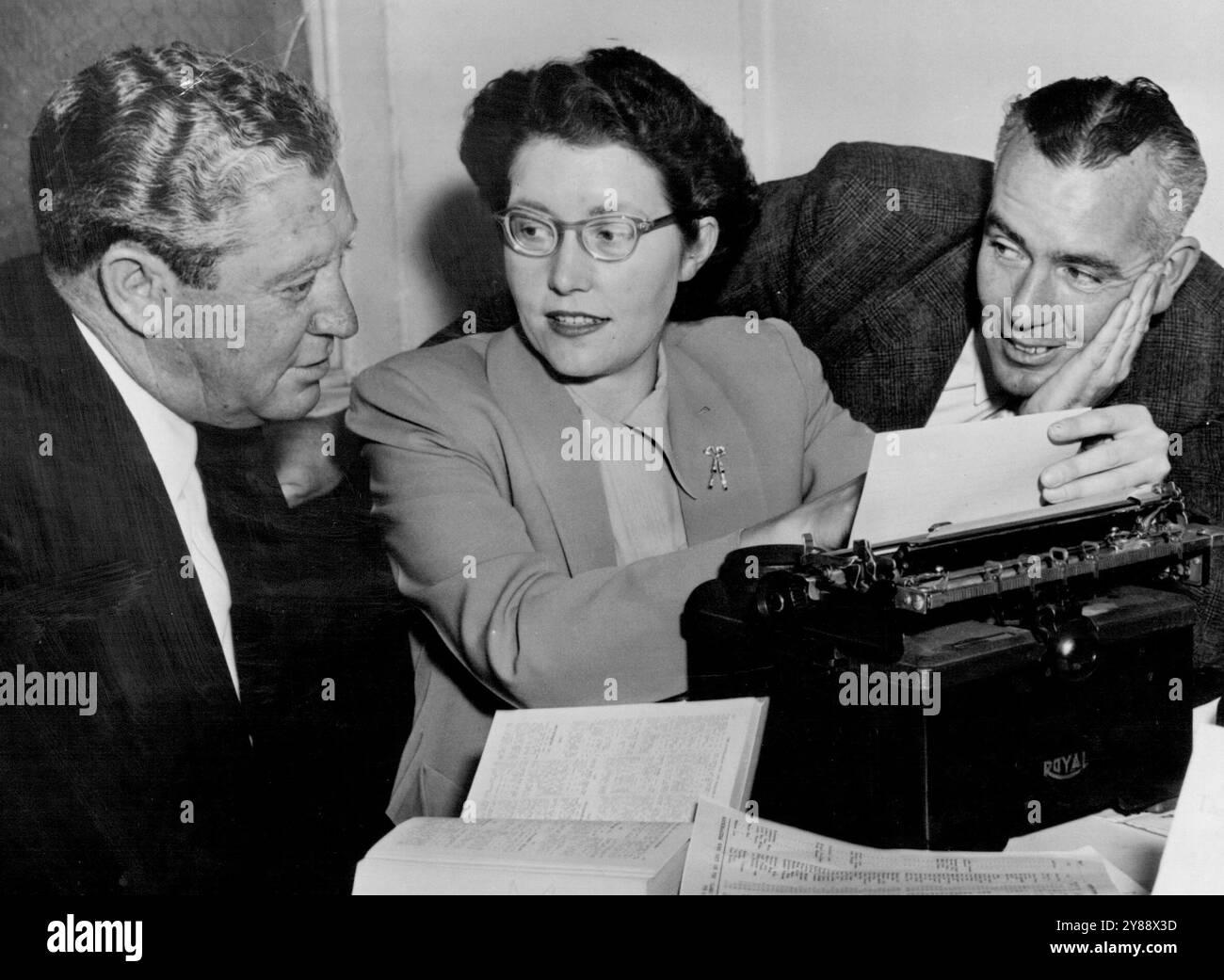 Cyril Angles, Helen Stockman und Ken Howard diskutieren Pläne für zukünftige 2UE-Sportübertragungen. Miss Stockman, ehemalige Sunday Sun Sportautorin, hat sich 2UE angeschlossen, um den Frauenansatz im Sport zu vermitteln. Oktober 1952. (Foto von Scott Polkinghorne). Stockfoto