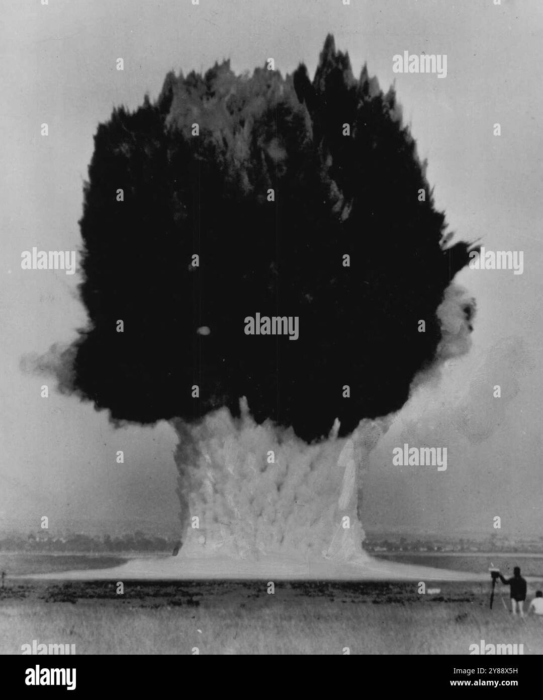 Navy 'Baby Crossroads' Explosion -- dieser riesige Pilz aus Schlamm und Wasser wurde aus der San Diego Bay in der größten maßstäblichen Modell TNT Unterwasser Explosionen ausgelöst vom Navy Elektronik Labor, um die wahrscheinlichen Ergebnisse der heutigen Bikini Atomexplosion zu testen. Eine 1.000 Meter hohe Wolke wurde von 2.040 Pfund Sprengstoff hochgeschickt, abgestürzt in sieben Fuß Wasser. Juli 1946. (Foto von AP Wirephoto). Stockfoto