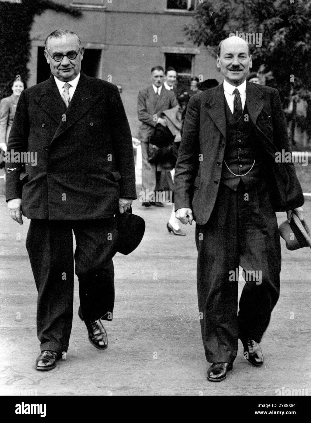 Großbritanniens neue Führer reisen nach Potsdam -- Mr. Clement Attlee (rechts) Großbritanniens neuer Labour-Premierminister, mit Mr. Ernest Bevin, seinem neu ernannten Außenminister, zu ihrem Flugzeug bei der Ankunft auf einem Flugplatz in der Nähe von London. Mr. Clement Attlee mit Mr. Ernest Bevin, Großbritanniens neuer Premierminister und Außenminister, verließ London auf dem Luftweg nach Potsdam, um die Konferenz mit Präsident Truman und Generalissimo Stalin wieder aufzunehmen. Die Gespräche wurden aufgehalten, während Churchill und Anthony Eden nach Engalnd zurückkehrten, um das Wahlergebnis zu erhalten. Juli 1945. Stockfoto