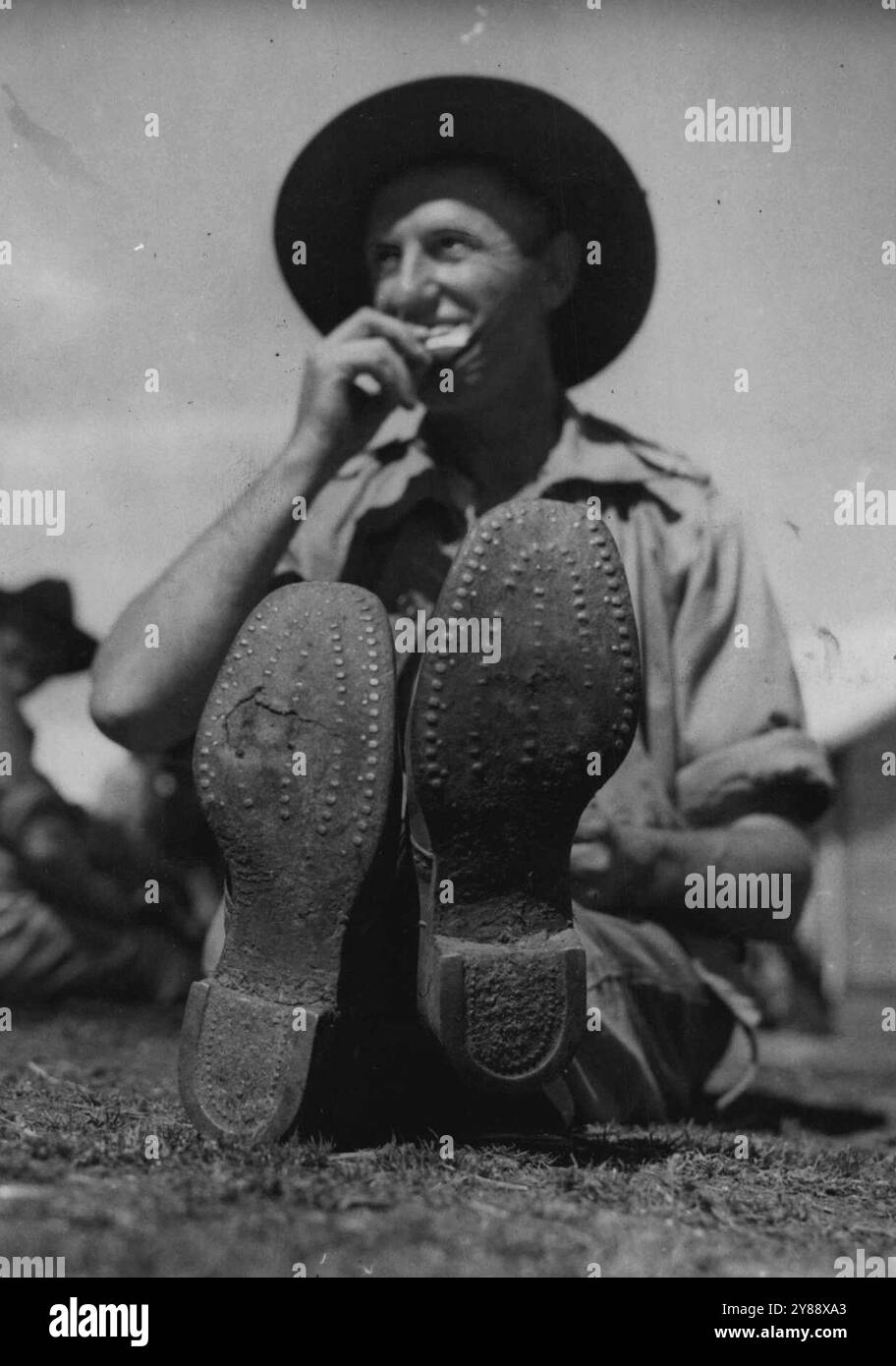 Heeresstiefel, nachdem der Weber einen Rekord erreicht hatte ***** Von 146 Meilen in 11 Tagen bis Bonegilla Camp Victoria. Oktober 1940. Stockfoto