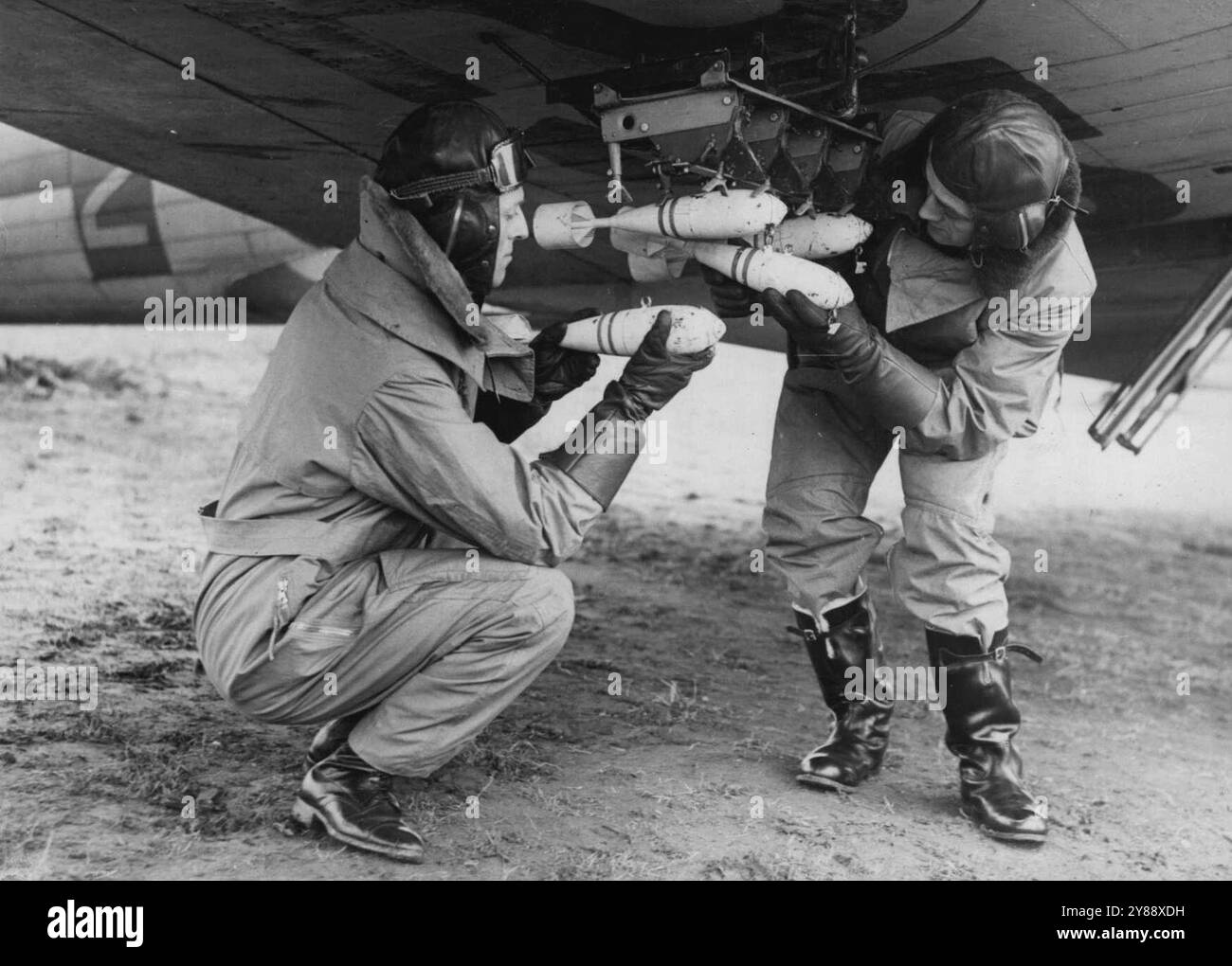 Die Schützen der Royal Air Force ausbilden -- Bomben in einer Fairey 'Schlacht' laden, bereit zum Üben. Diese Bilder wurden an einer Station der Royal Air Force gemacht, wo die Luftwaffenschützen und bom-Aimer des Royal rigorous Training Training absolvierten. Die hohe Intelligenz und der Mut der ausgewählten Männer und die Effektivität des Trainings wurden bereits durch erfolgreiche R.A.F., Angriffe des Feindes und Angriffe auf feindliche militärische Ziele bewiesen. April 1940. Stockfoto