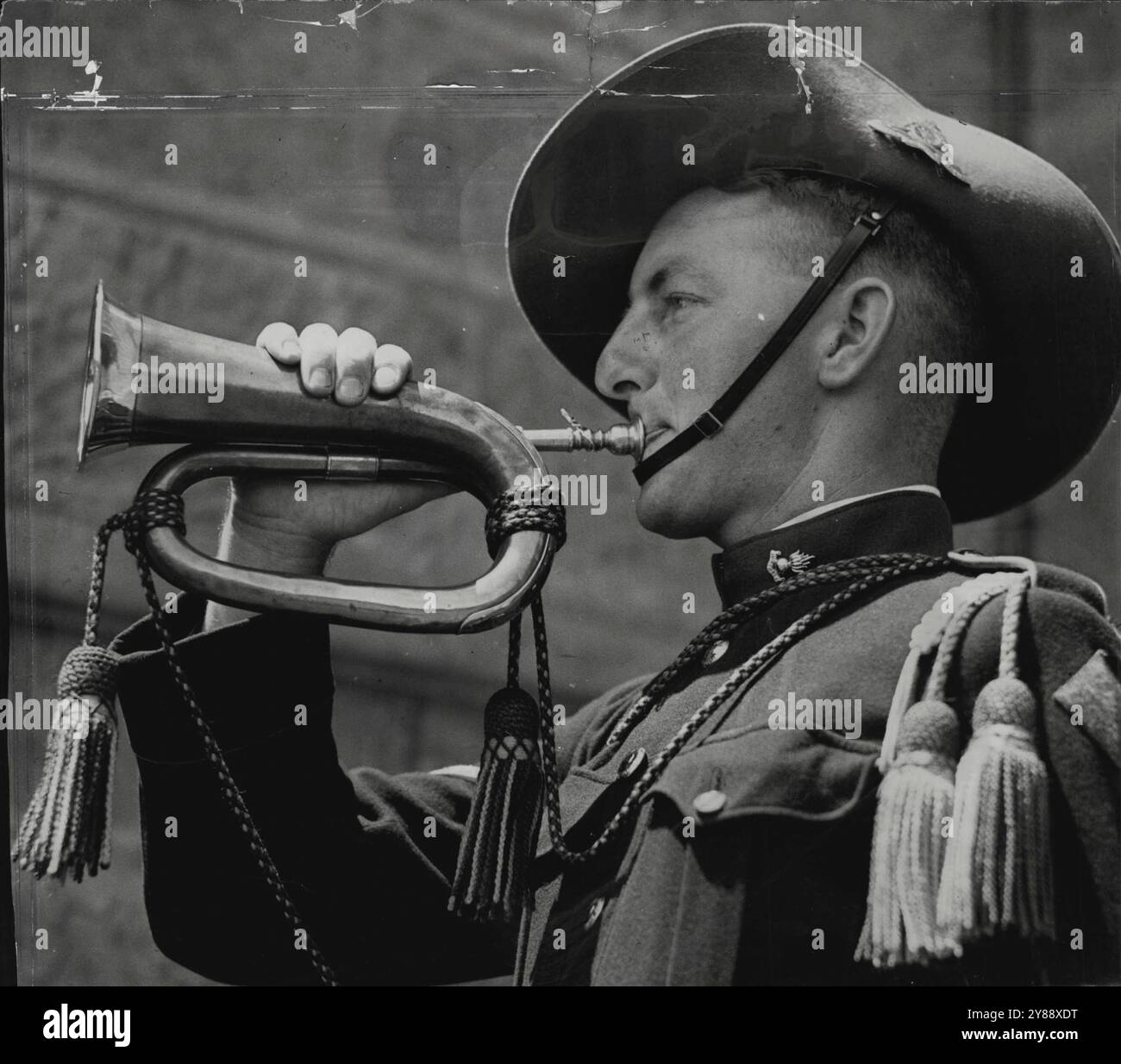 Trompeter J. Henry, 18. Feldbrigade, stand wie eine Statue, während er gestern den letzten Posten in St. Mark's, Darling Point, aussprach. Eine gemeinsame Gedenkfeier und Tribute wurde für den König und Sir Charles Kingsford Smith abgehalten. Januar 1936. Stockfoto