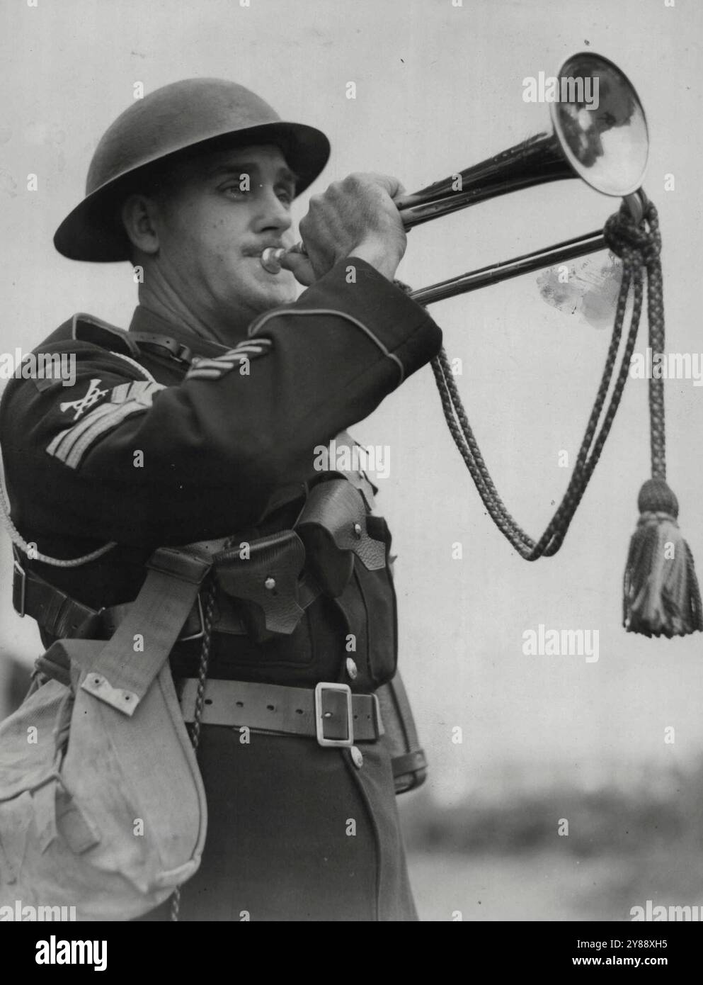 "Komm zur Kochstube..." - Sergeant F.W. Bennett von der 1. Medium Brigade, R.A.A. (Miliz), rief, als eine Kolonne aus Artillerie und mechanisierten Transportmitteln, anderthalb Meilen lang, gestern in Ashfield angehalten wurde, auf einem marsch von Randwick zum George's River District. November 1938. Stockfoto "Komm zur Kochstube..." - Sergeant F.W. Bennett von der 1. Medium Brigade, R.A.A. (Miliz), rief, als eine Kolonne aus Artillerie und mechanisierten Transportmitteln, anderthalb Meilen lang, gestern in Ashfield angehalten wurde, auf einem marsch von Randwick zum George's River District. November 1938. Stockfoto