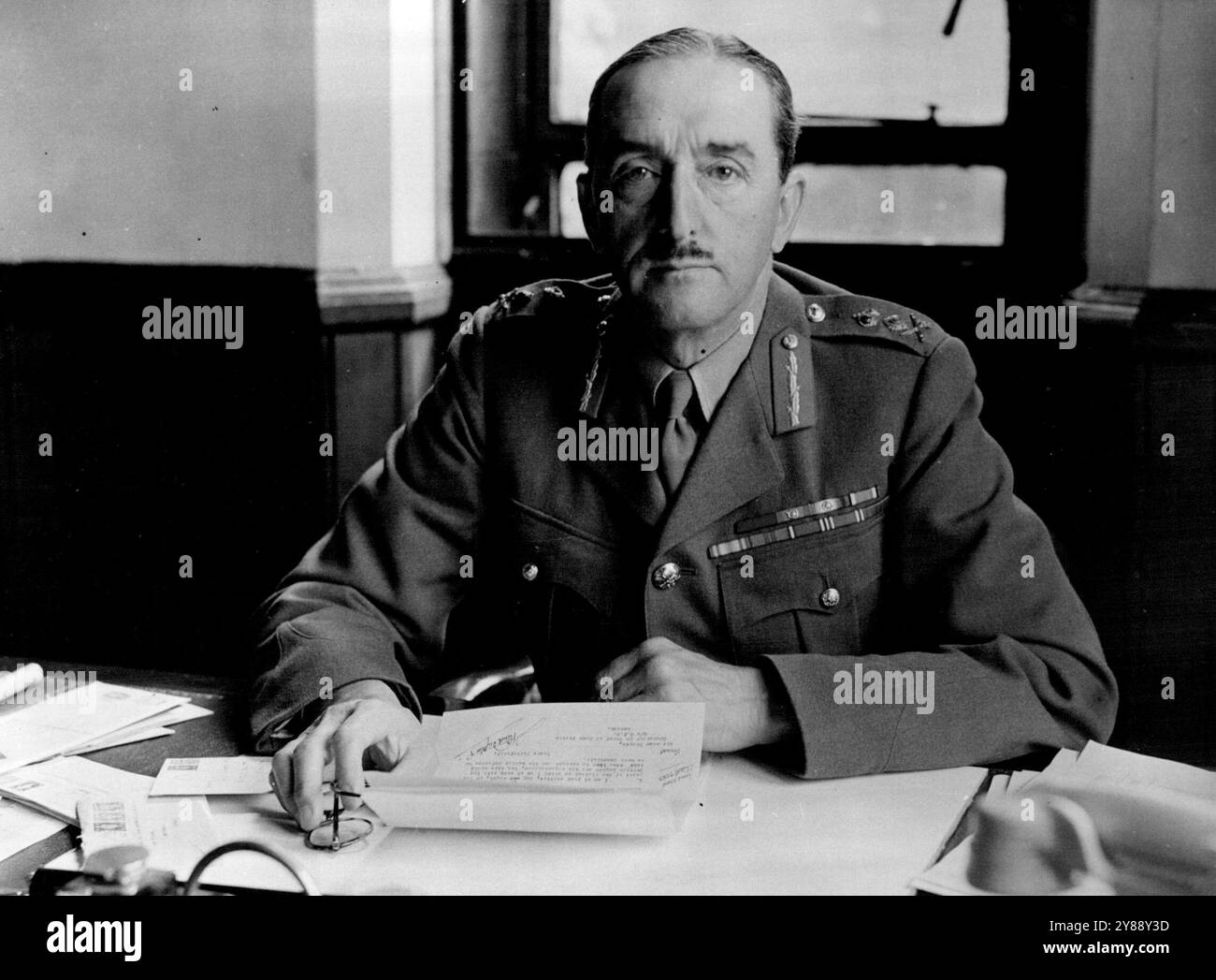 Großbritanniens neuer C.in.C. - General Sir Alan Brooke Großbritanniens neuer Kommandant in Chief of Home Forces, fotografiert in seinem Büro. Oktober 1940. (Foto: London News Agency Photos Ltd.) Stockfoto