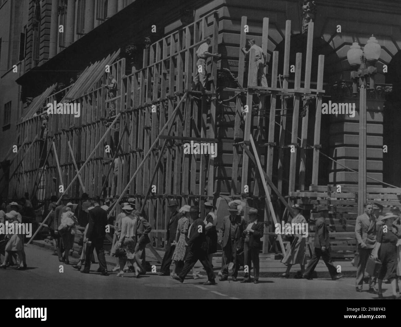 Air RAID Protection für G.P.O. an der Ecke Pitt St. & Martin Place. 30. Januar 1942. (Foto von Hood). Stockfoto