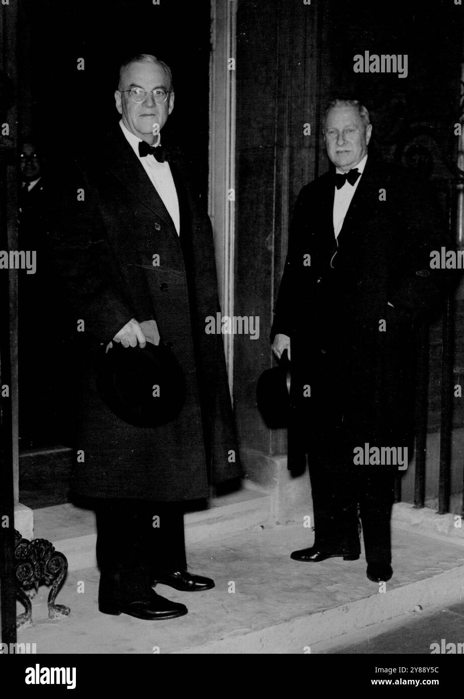 Mr. Dulles kommt zu drei Machtgesprächen in London John Foster Dulles, Außenminister der Vereinigten Staaten, kommt heute Nacht mit Mr. Winthrop Aldrich in der Bowning Street, London. Er wird an der zweitägigen Konferenz mit Herrn Eden und Herrn Bidault, dem französischen Außenminister, teilnehmen, die morgen beginnt. Ein wichtiges Thema der Gespräche werden die Beziehungen zu Russland sein. Oktober 1953. (Foto im Bild des Vertrags für tägliche Post) Stockfoto