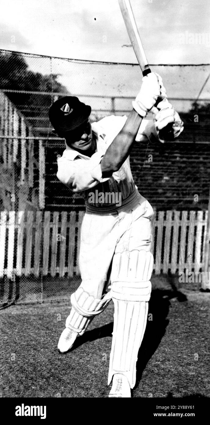 Star Queensland Batsman Ken Archer beim Training in Brisbane. Er bereitet sich auf den Queensland V. NSW vor. Spiel, das morgen beginnt. Oktober 1950. Stockfoto