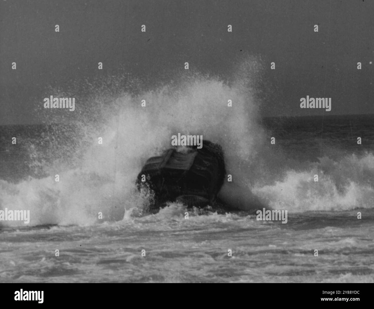 Übung. Eine Armeeente stürzte heute bei Manövern durch die Brandung in Maroubra. August 1954. (Foto von Associated Newspapers Ltd.) Stockfoto
