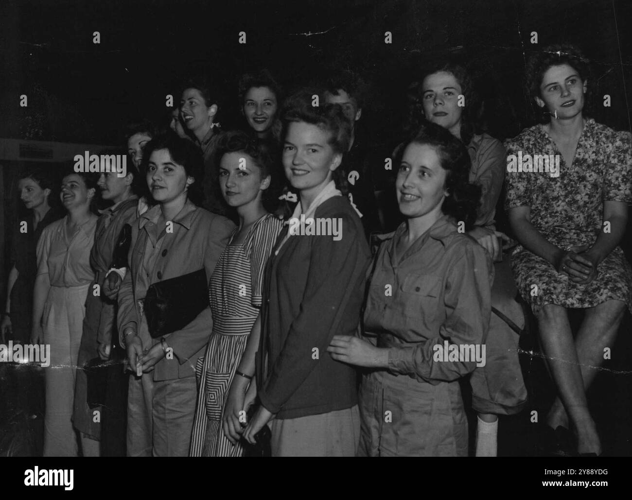 Acht Tage nach ihrem geheimen Flug nach Manila, um für die amerikanischen Behörden zu arbeiten, erreichten 15 australische Mädchen gestern Nacht Brisbane mit dem Flugzeug. Diese Mädchen, die zurück wollen, wurden nach der Ankunft am Flughafen von Eagle Farm fotografiert. Januar 1946. Stockfoto