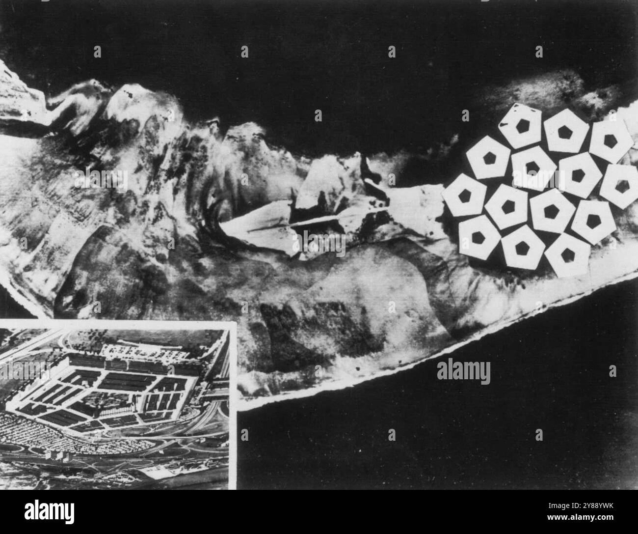 Many Pentagon Fit in Hydrogen Blast Hole – Dies ist eine Szene aus dem offiziellen Film der Wasserstoffexplosion von 1952, mit künstlerischer Behandlung und einem Einfügen des Pentagons, um zu zeigen, dass der Krater, den die Explosion hinterlassen hat, 14 Pentagone benötigt, um ihn zu füllen. Maßstabsgetreue Zeichnungen des Pentagons, das 32 Hektar groß ist, überlagern sich über einem Luftbild des von der Explosion hinterlassenen Lochs. April 1954. (Foto von AP Wirephoto). Stockfoto
