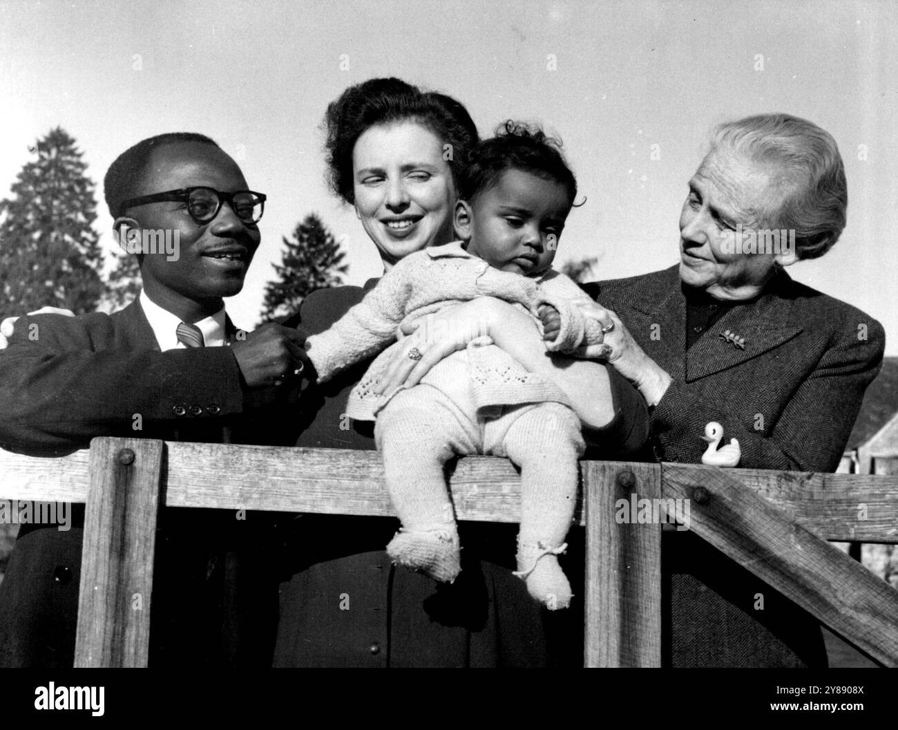 Lady Isobels Abschied von ihrem Enkel -- der sechsmonatige Kwame Appiah ist bei seinen Eltern Mr. Und Mrs. Joseph Appiah, und seine Großmutter, Lady Isobel Cripps, trug warme Wollstoffe, als dieses Bild gestern in Lady Isobels Garten in Oakbridge, nahe stroud, glos gemacht wurde. Aber am Donnerstag segelt Kwame mit seiner Mutter Peggy, der Tochter des verstorbenen Sir Stafford Cripps, zur Goldküste Westafrikas. Und da, in der Heimat seines Vaters, Kumasi, braucht Kwame keine dicken Wolle. Seine Mutter sagt: "Er wird nichts tragen außer seiner Windel und vielleicht ein kleines Paar Hosen zu besonderen Anlässen." Herr Appi Stockfoto