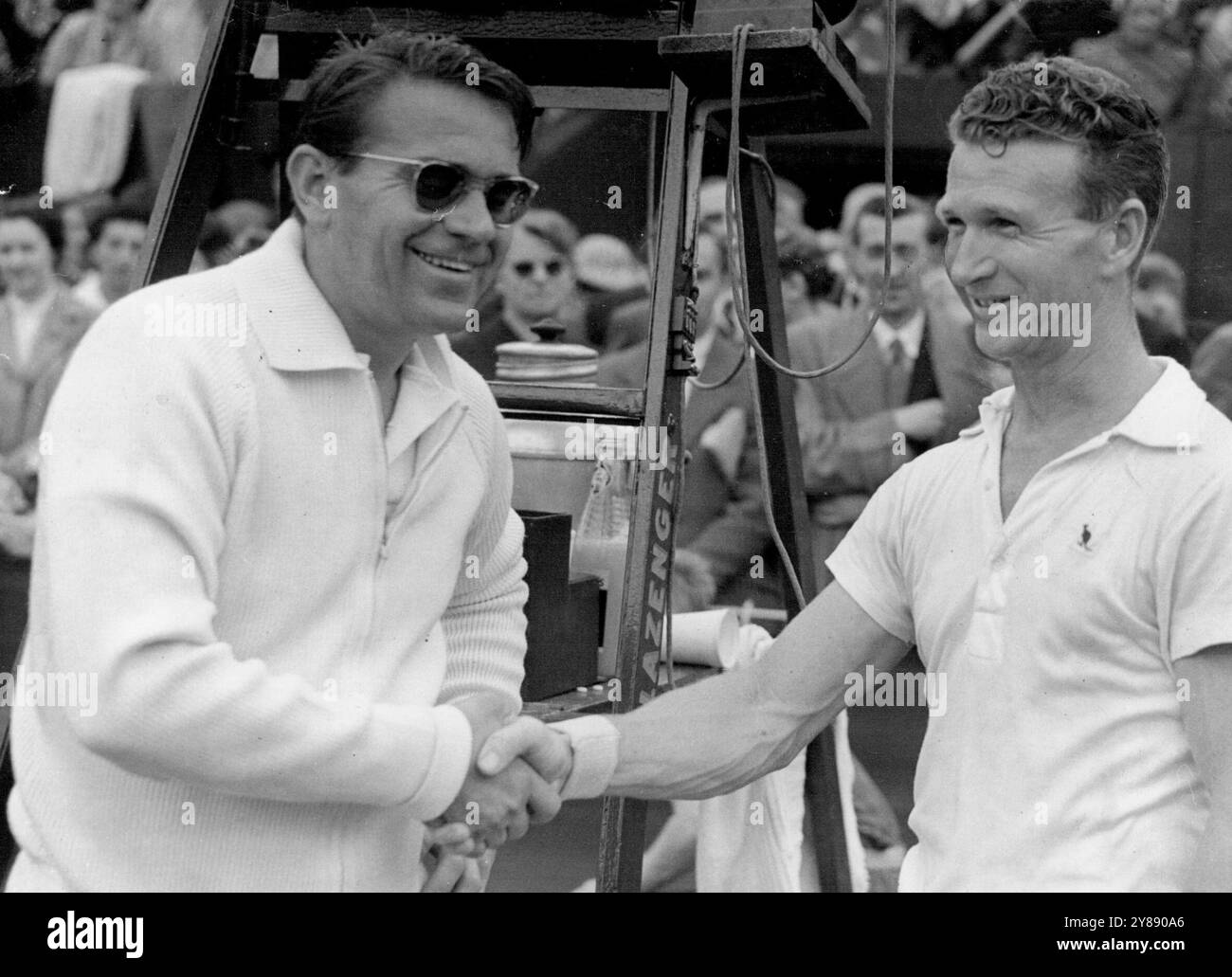 Tennis in WimbledonDrobny und Jack Arkintall schütteln die Hand nach ihrem Spiel, in dem die Engländer Drobny die Australier Arkinstall mit 6:4, 2:6, 6:2, 11:9 besiegten. Juni 1955. Stockfoto