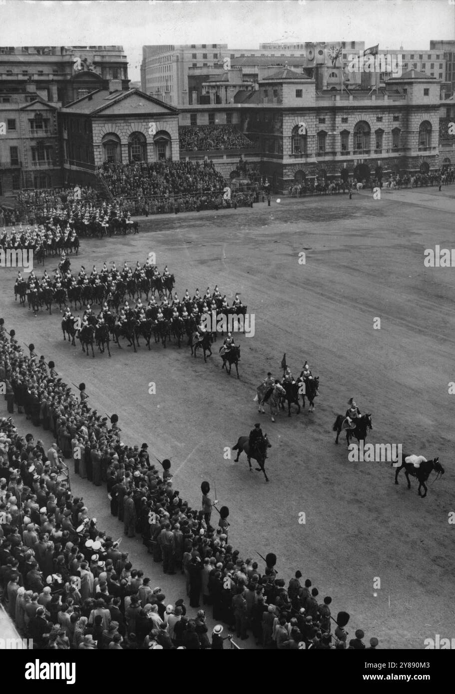 Trooper geworfen während der Trooping-Probe -- das Reiterpferd führt die Prozession zum zweiten Mal mit der berittenen Polizei danach. Während die Hauskavallerie heute an der Generalprobe der Trooping the Colour Zeremonie auf der Horse Guards Parade teilnahm, wurde einer der Soldaten von diesem Pferd geworfen. 30. Mai 1952. Stockfoto
