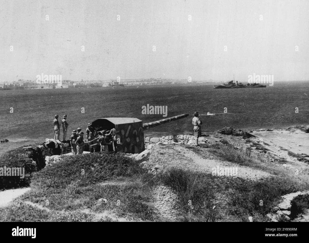 Syrakus Küstenverteidigungen wechseln die Hände – Küstenverteidigungsstellungen, die den Hafen von Syrakus und die umliegenden Meere befehligten, wurden von Kommandos überwunden. Die Geschütze waren in der richtigen Reihenfolge und werden jetzt von der britischen Küstenverteidigungsbatterie unter dem Kommando von Major J.V. Kelly, D.S.O. am 28. Juli 1943 bemannt. (Foto: Offizielles britisches Foto) Stockfoto