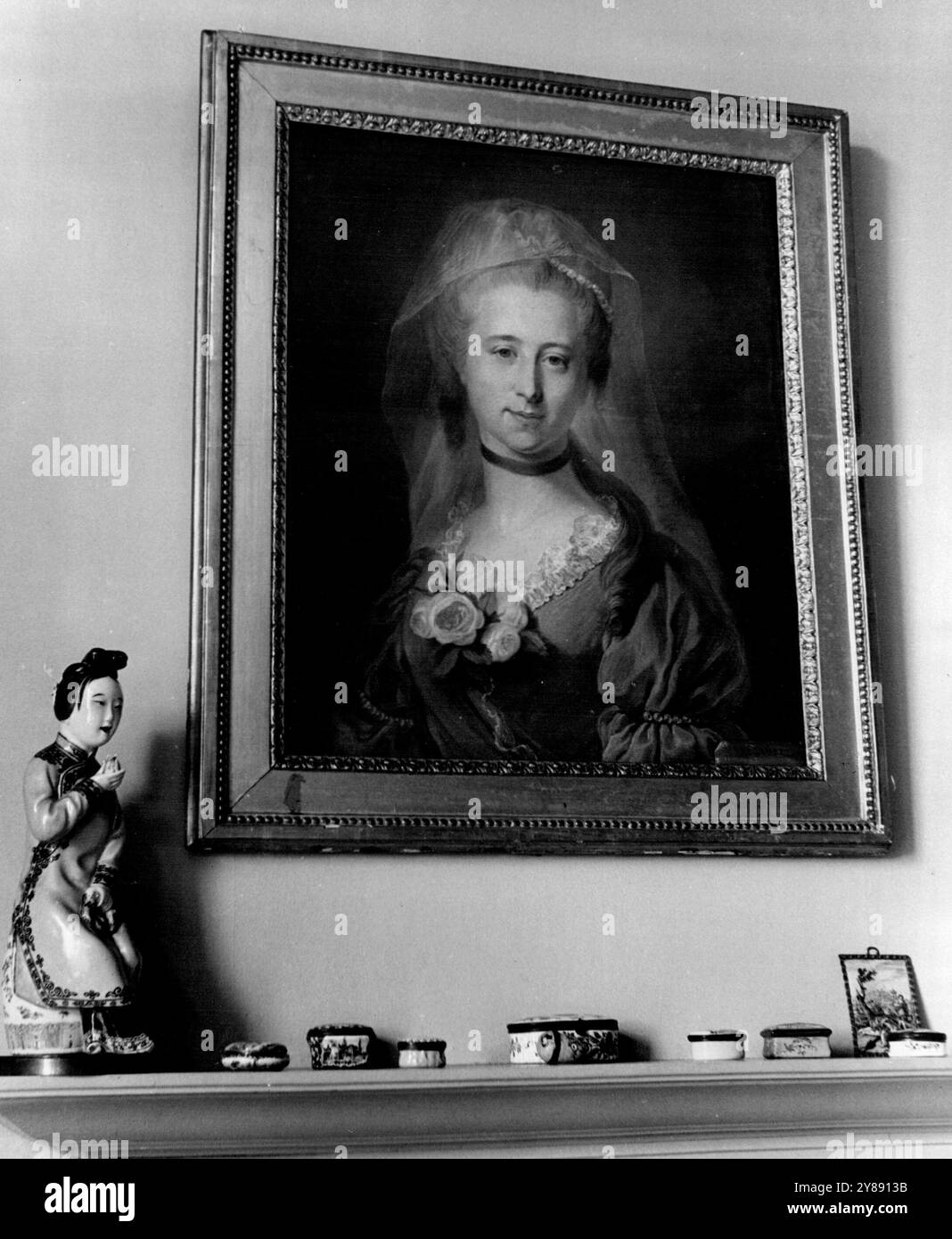 Gemälde am Beacon Hill: Lady Sophia Thomas - ein Pastell des französischen Malers Regnault. Auf dem Kaminsims, zartes Porzellan aus China. Februar 1951. (Foto von Tom Blau, Camera Press). Stockfoto