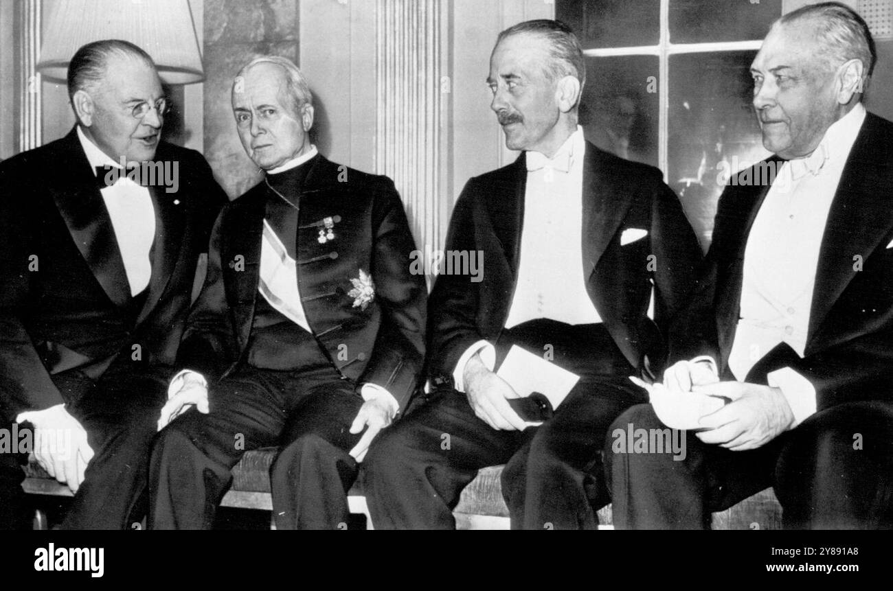 Begleiten Sie Lord Inverchapel - Warren R. Austin, US-Delegierter bei den Vereinten Nationen; Bischof William T. Manning, Sir Alexander Cadogan, Vertreter des Vereinigten Königreichs bei den Vereinten Nationen, und Myron C. Taylor, persönlicher Vertreter von Präsident Truman im Vatikan, sprechen heute Abend hier, während sie am Dinner der Pilgrims of America teilnehmen, bei dem Lord Inverchapel, britischer Botschafter in den Vereinigten Staaten, Ehrengast war. November 1946. (Foto von AP Wirephoto). Stockfoto