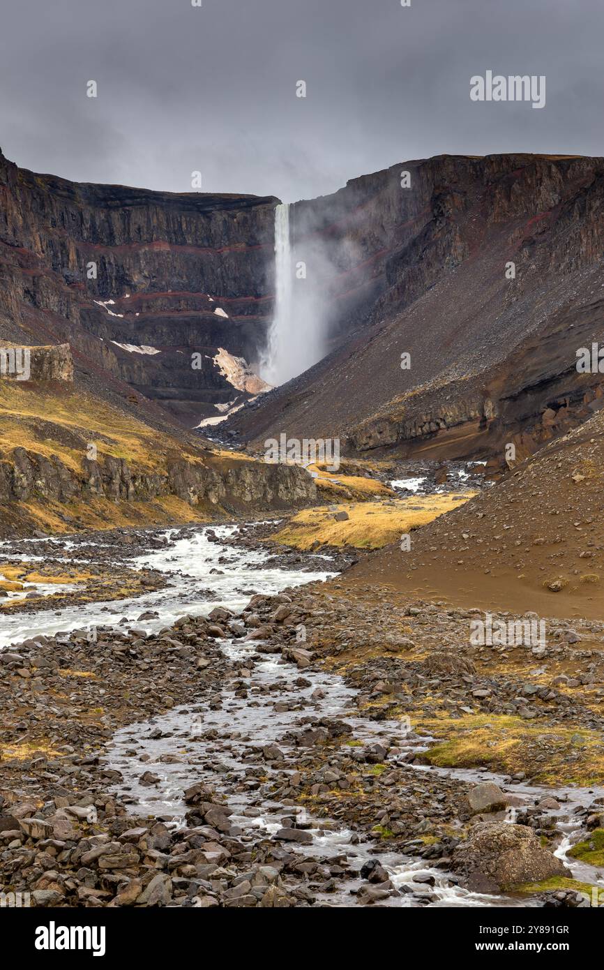 Hengifoss-Wasserfalllandschaft in Island mit Hengifossa-Flussschlucht und roten basaltischen Tonschichten. Stockfoto