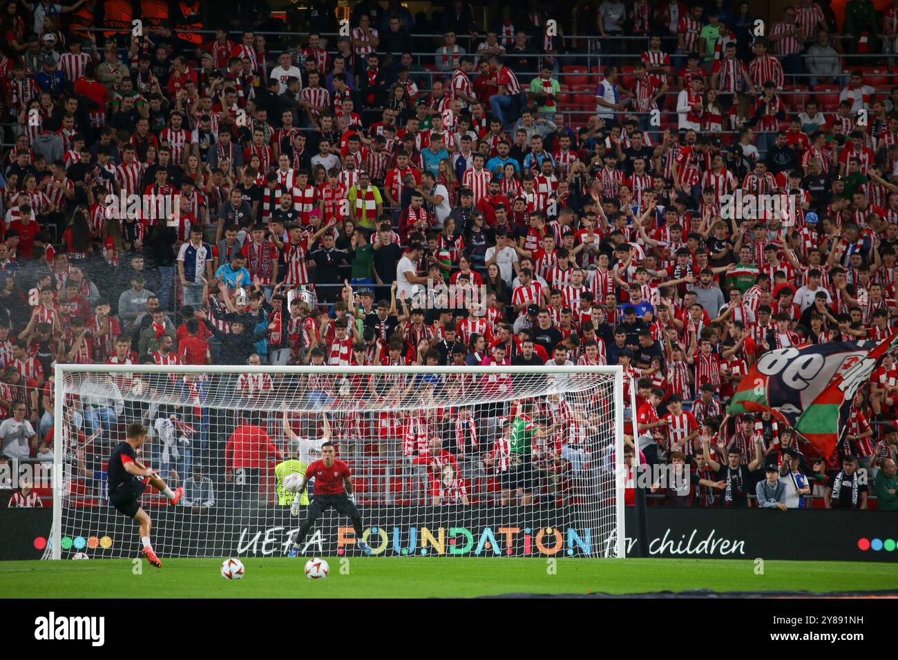 Bilbao, Spanien, 3. Oktober 2024: Athletic Club-Fans beim zweiten Spiel der UEFA Europa League Gruppenrunde 2024/25, das Athletic Club und AZ Alkmaar am 3. Oktober 2024 im San Mamés Stadium in Bilbao, Spanien, spielte. Quelle: Alberto Brevers / Alamy Live News. Stockfoto