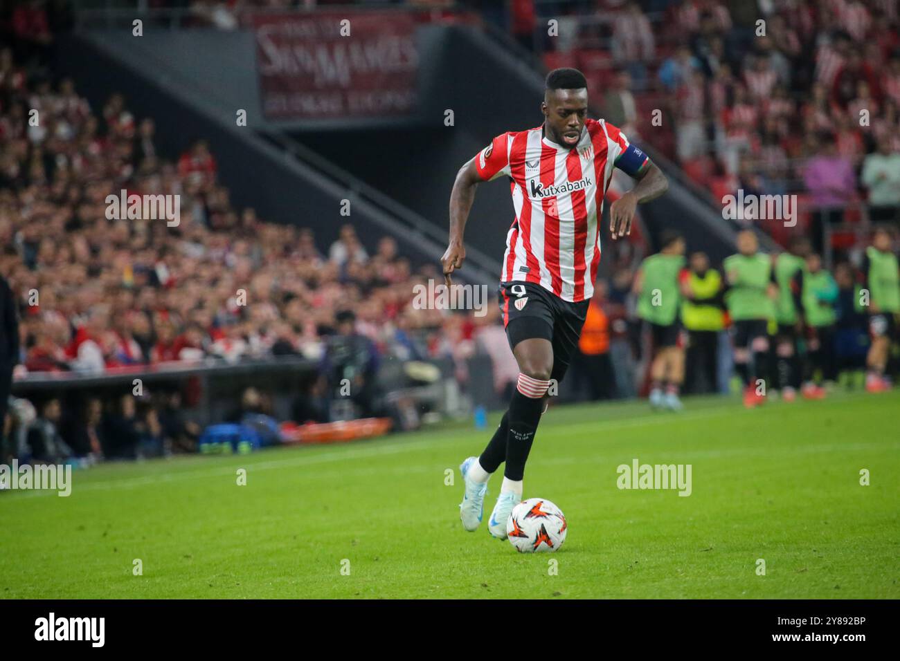 Bilbao, Spanien, 03. Oktober 2024: Athletic Club-Spieler Iñaki Williams (9) fährt den Ball während des zweiten Gruppenspiels der UEFA Europa League 2024-25 zwischen Athletic Club und AZ Alkmaar am 03. Oktober 2024 im San Mamés Stadium in Bilbao, Spanien. Quelle: Alberto Brevers / Alamy Live News. Stockfoto