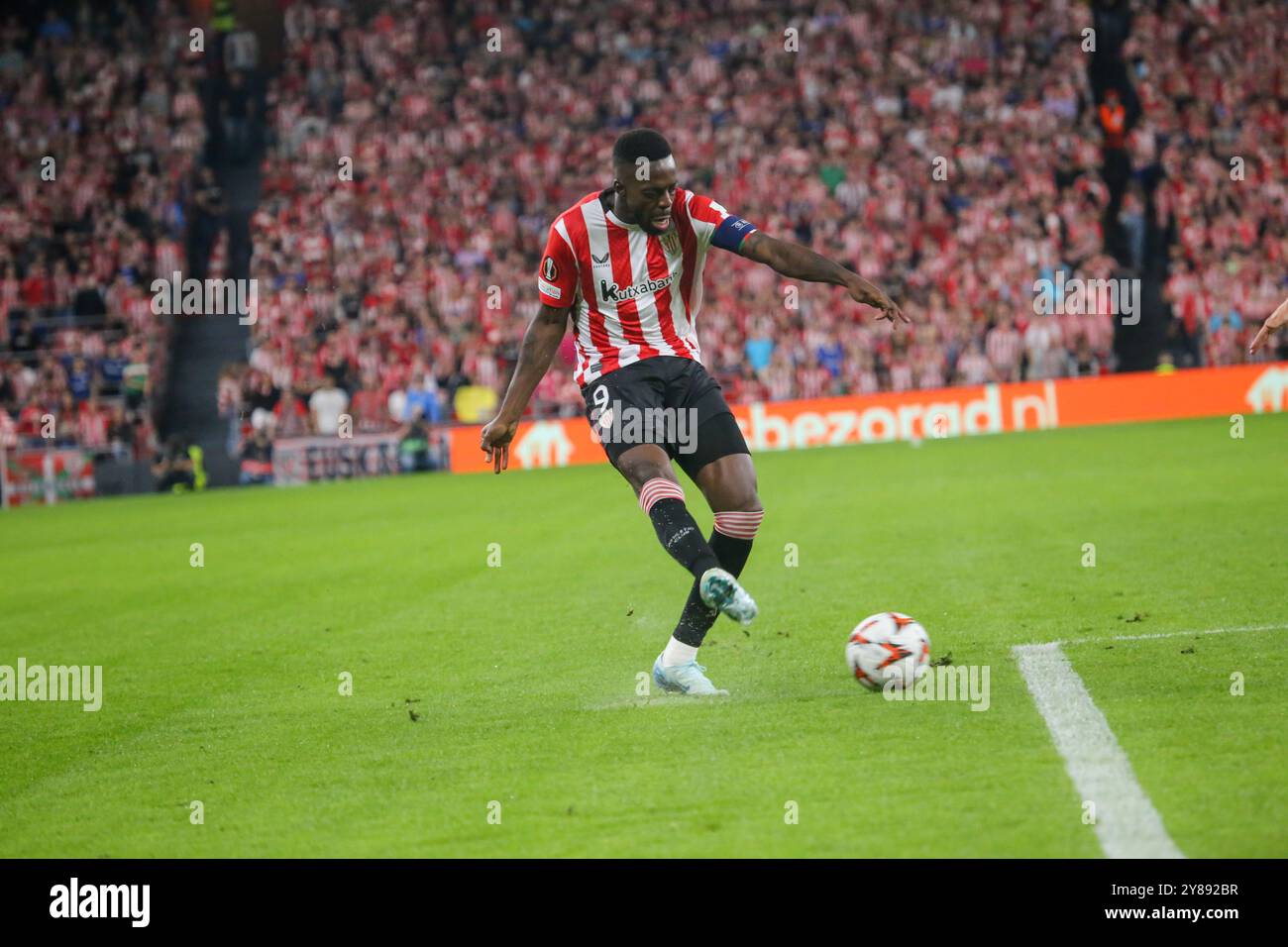 Bilbao, Spanien, 3. Oktober 2024: Der Spieler des Athletic Clubs Iñaki Williams (9) übergibt den Ball während des zweiten Gruppenspiels der UEFA Europa League 2024-25 zwischen Athletic Club und AZ Alkmaar am 03. Oktober 2024 im San Mamés Stadium in Bilbao, Spanien. Quelle: Alberto Brevers / Alamy Live News. Stockfoto