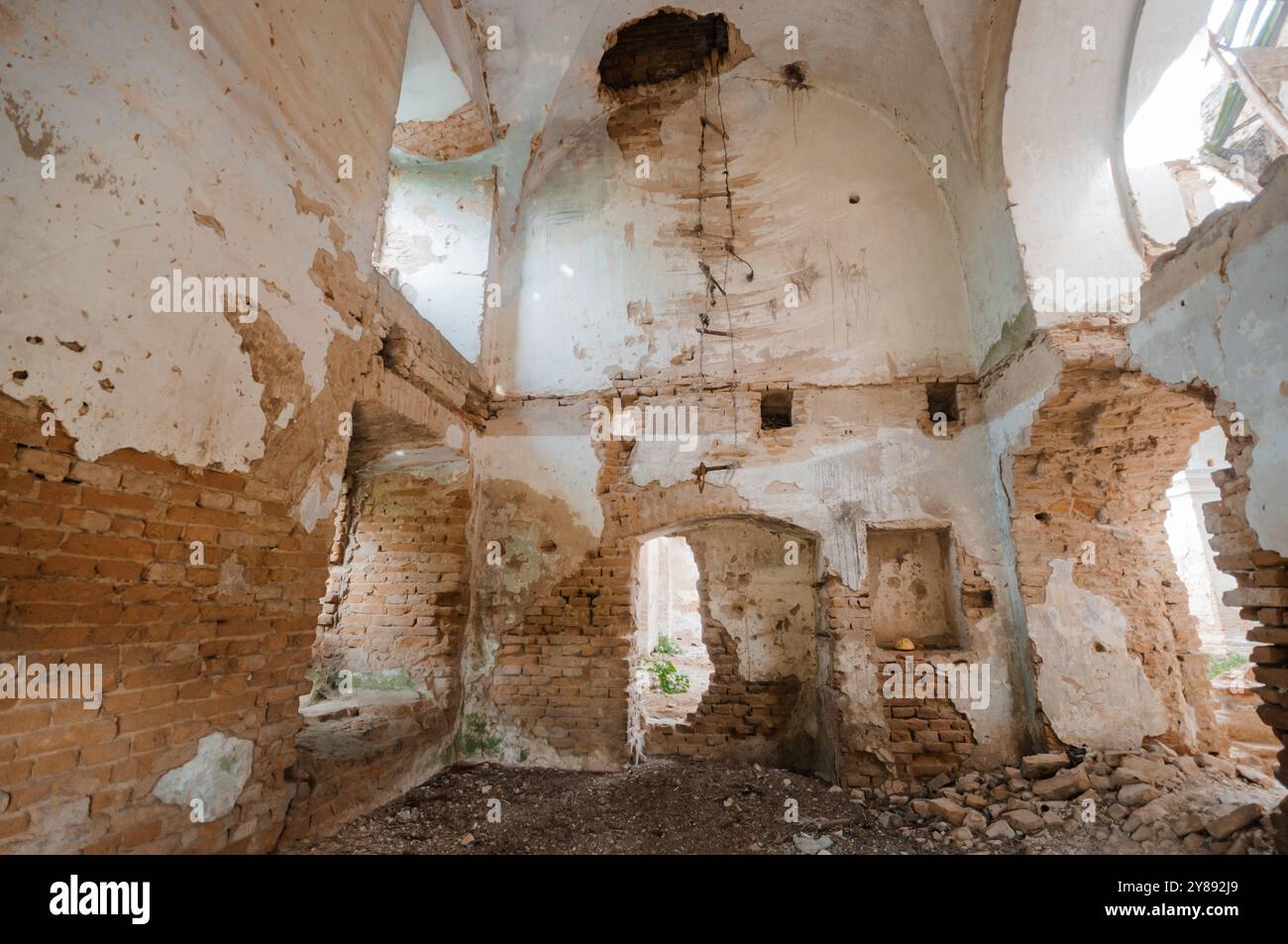 Verlassenes Erbe: Die vergessene Schönheit der Ruinen im Verfall. Stockfoto