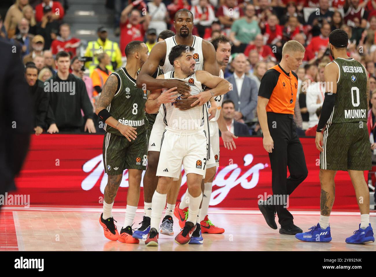 Serge Ibaka (Real Madrid, #18) muss Facundo Campazzo (Real Madrid, #7) zurückhalten. GER, FC Bayern Basketball vs. Real Madrid, Basketball, Euroleague, Saison 2024/2025, 03.10.2024, Foto: Eibner-Pressefoto/Marcel Engelbrecht Stockfoto