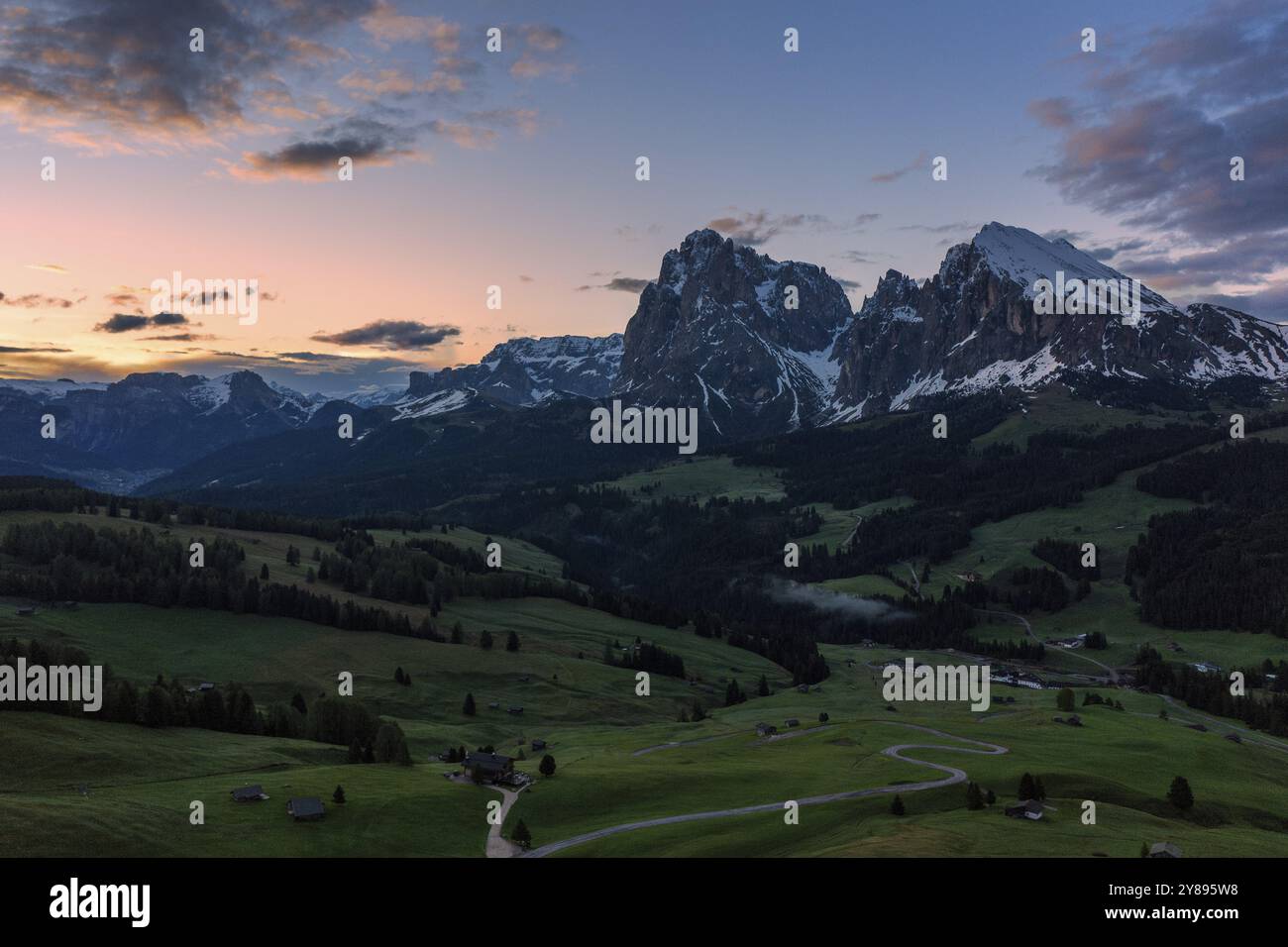 Panoramablick von der Seiser Alm zu den Dolomiten in Italien, Drohnenaufnahme Stockfoto