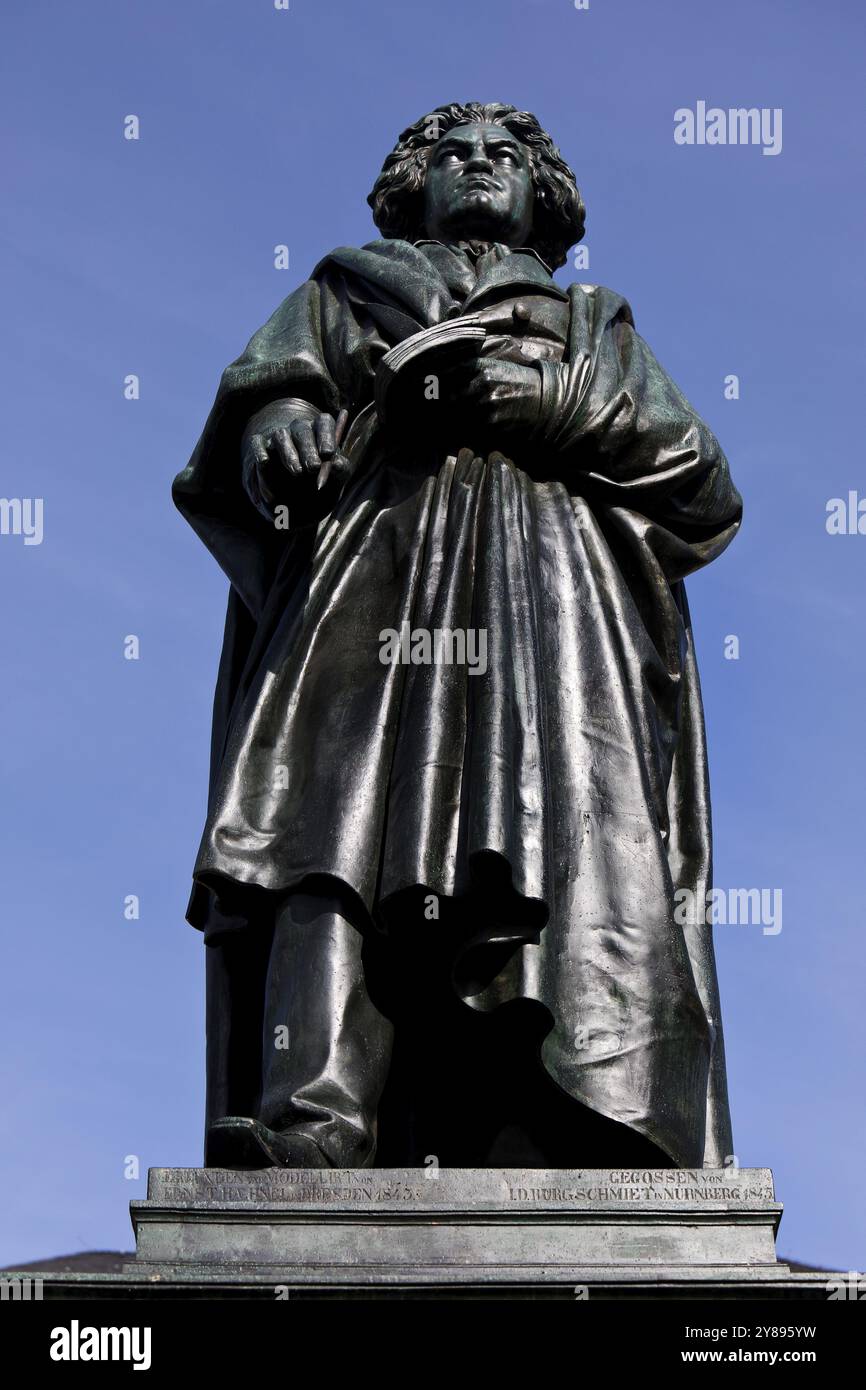 Das Beethoven-Denkmal erinnert an den berühmten Komponisten Ludwig van Beethoven auf dem Münsterplatz in Bonn, Nordrhein-Westfalen, Deutschland, Europa Stockfoto