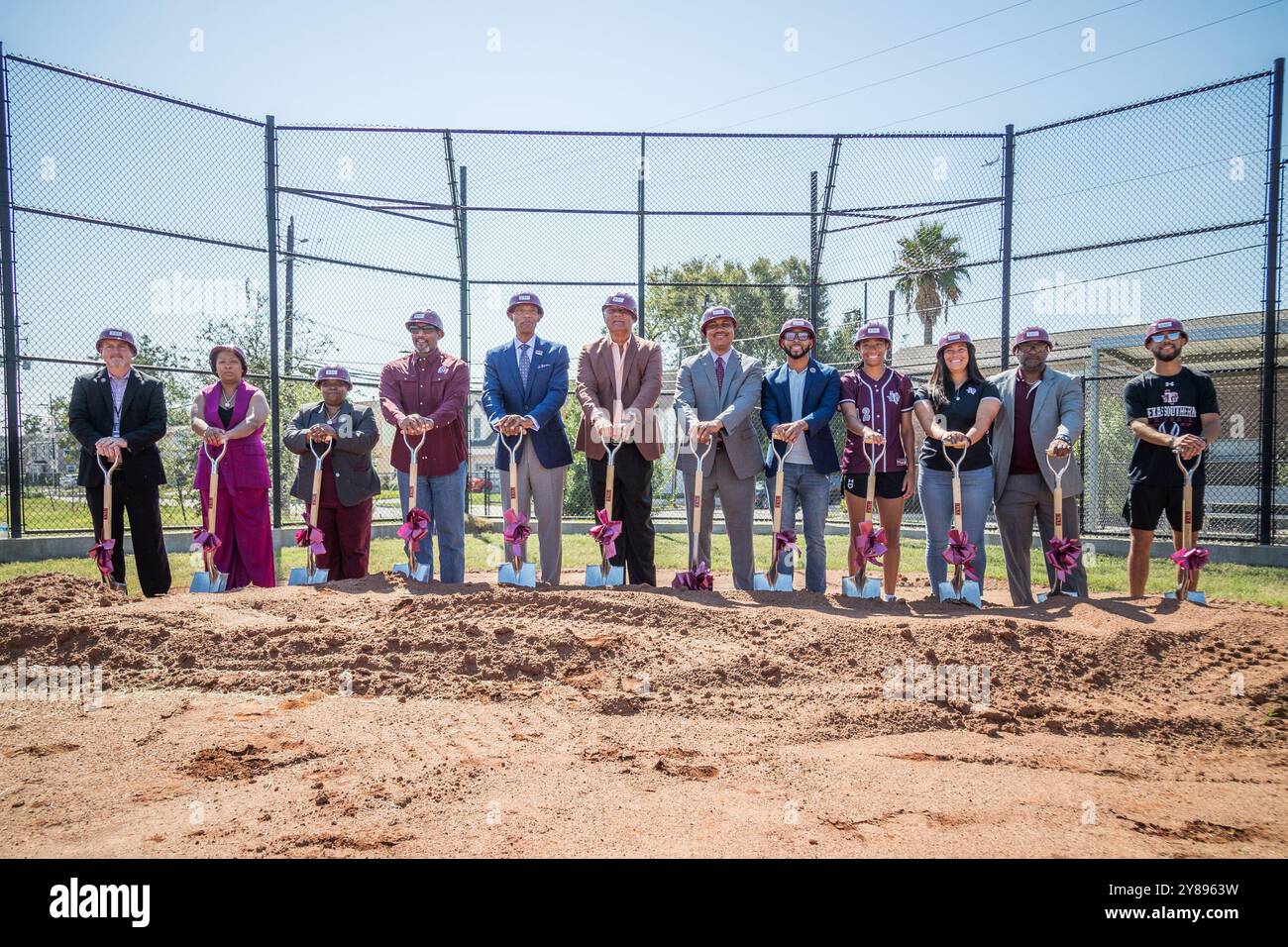 3. Oktober 2024: Vertreter verschiedener Organisationen nehmen an den Baseball- und Softballstadien der Texas Southern University Teil, die bahnbrechende Aktivitäten an der Jack Yates High School in Houston, Texas, besuchen. Die Texas Southern University wird in Zusammenarbeit mit der Houston Astros Foundation und dem Houston Independent School District mit dem Bau dieser Einrichtungen auf dem ehemaligen Gelände der Yates High School beginnen. Prentice C. James über Cal Sport Media Stockfoto